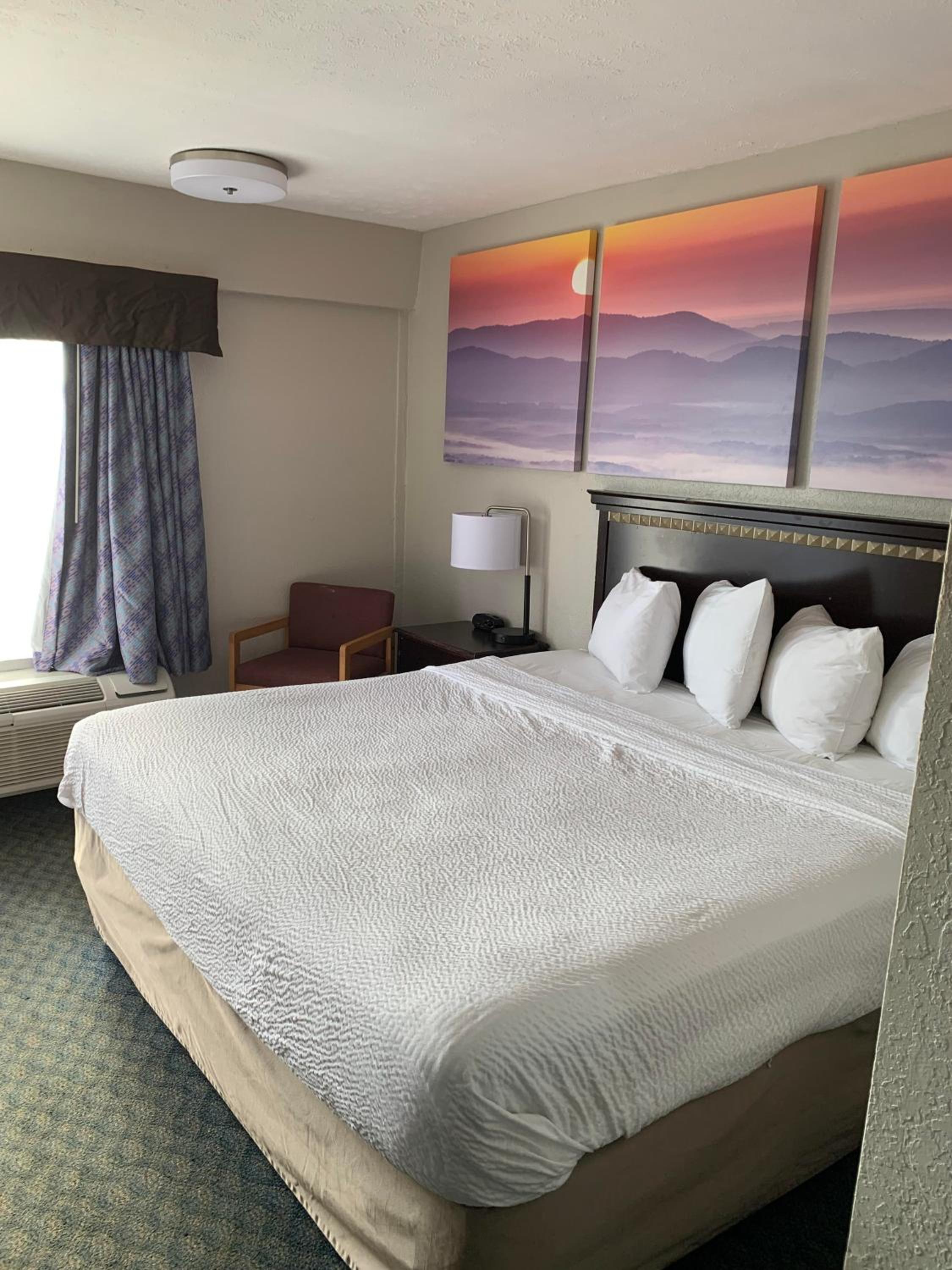 King Room - Non-Smoking - Photo 3