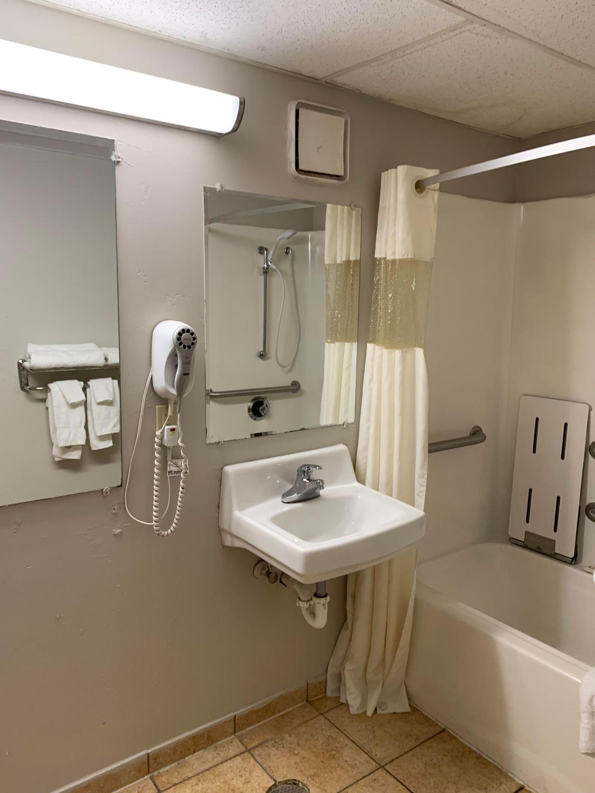 King Room -  Mobility Access -  Non-Smoking - Photo 4