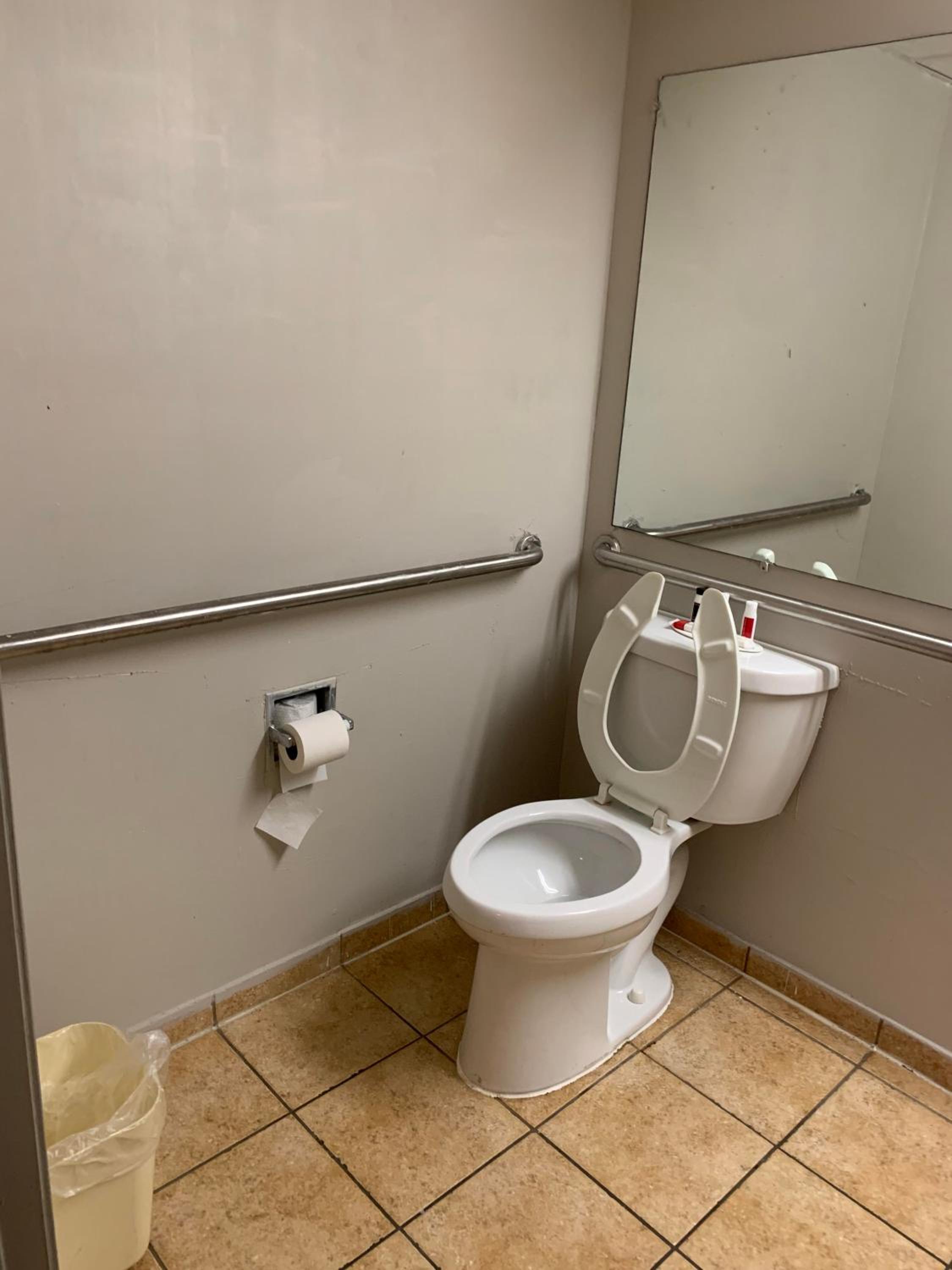 King Room -  Mobility Access -  Non-Smoking - Photo 2