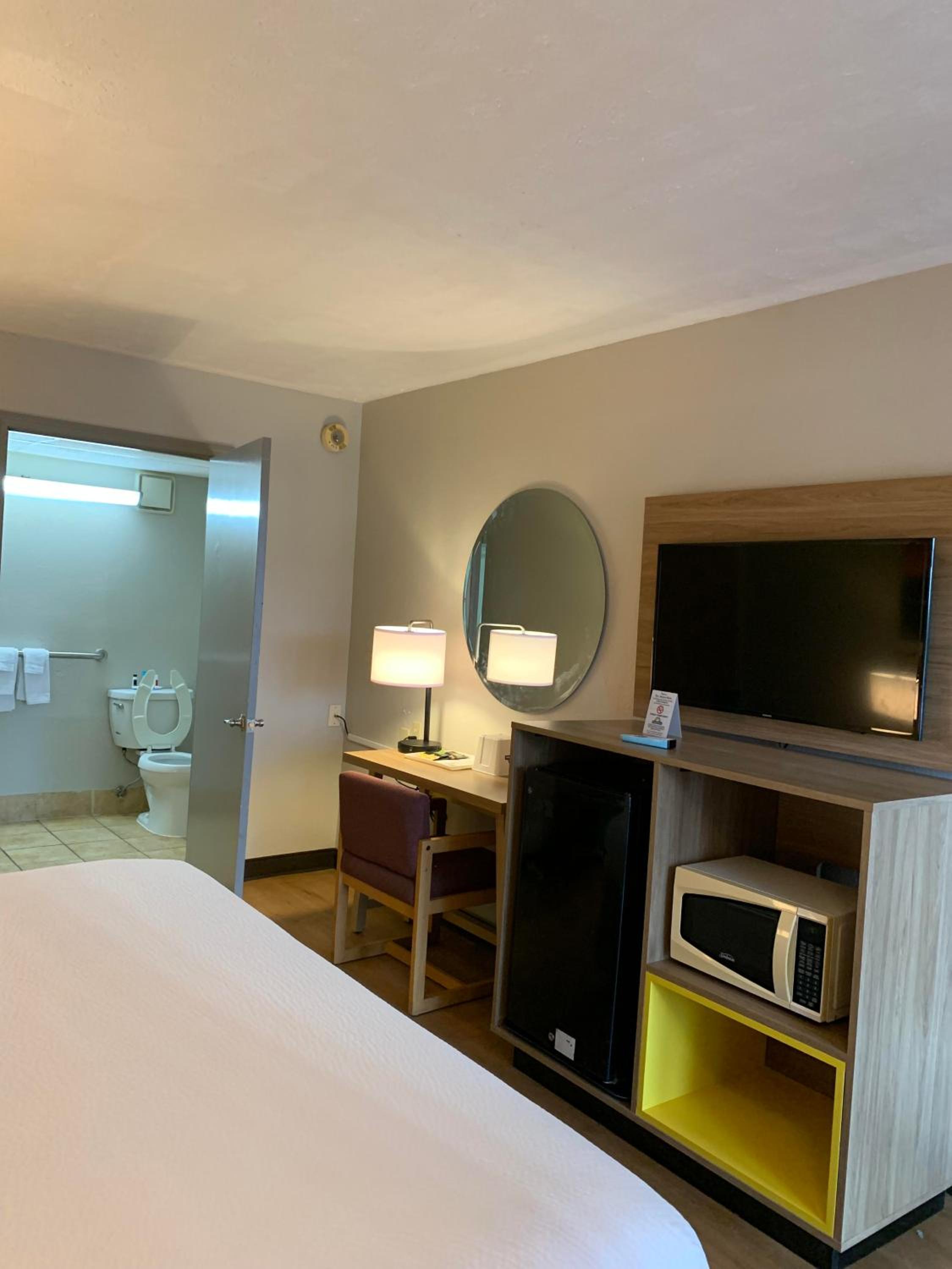 King Room -  Mobility Access -  Non-Smoking - Photo 6