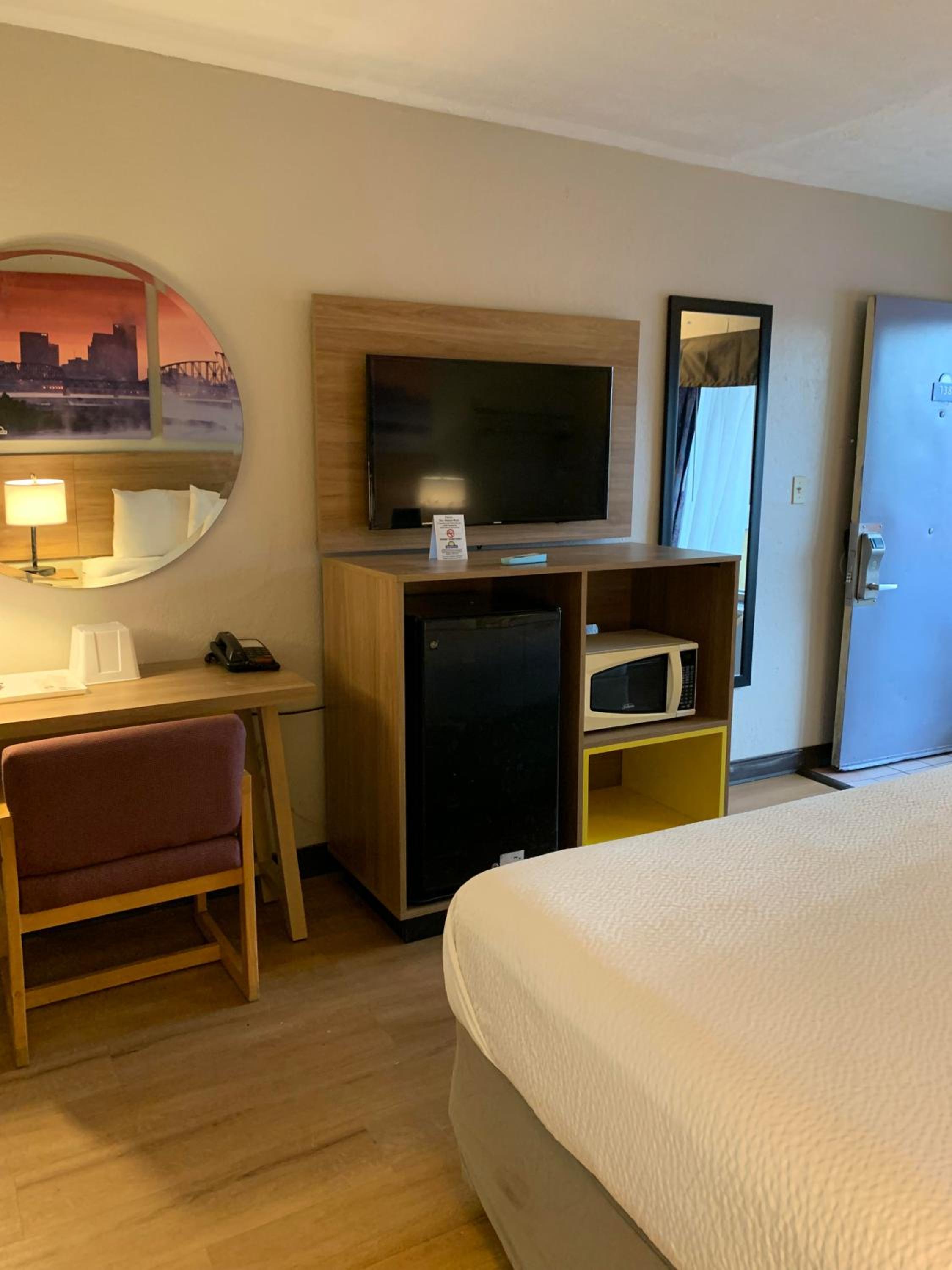 King Room -  Mobility Access -  Non-Smoking - Photo 3