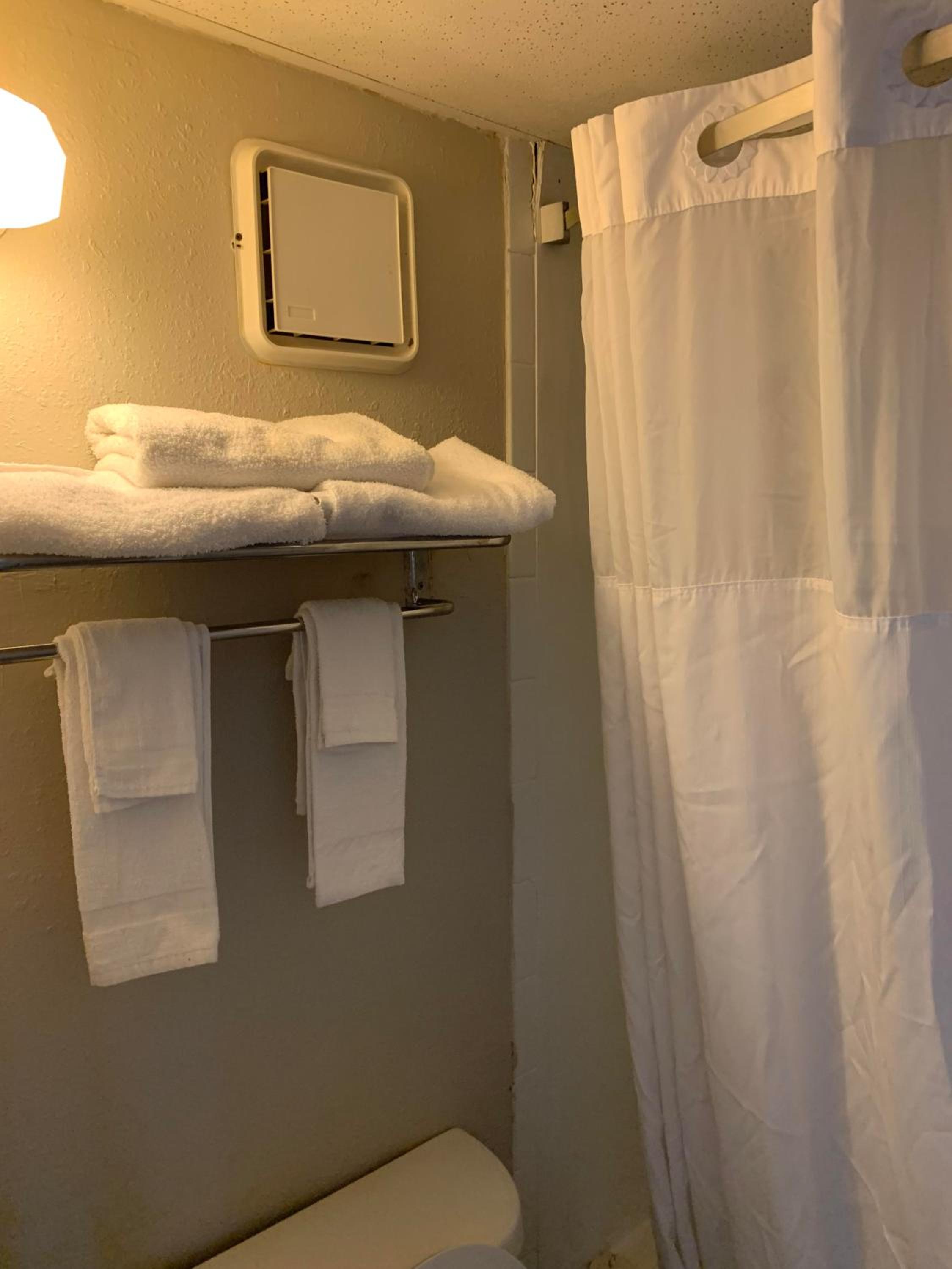 Deluxe Queen Room -  Non-Smoking - Photo 6