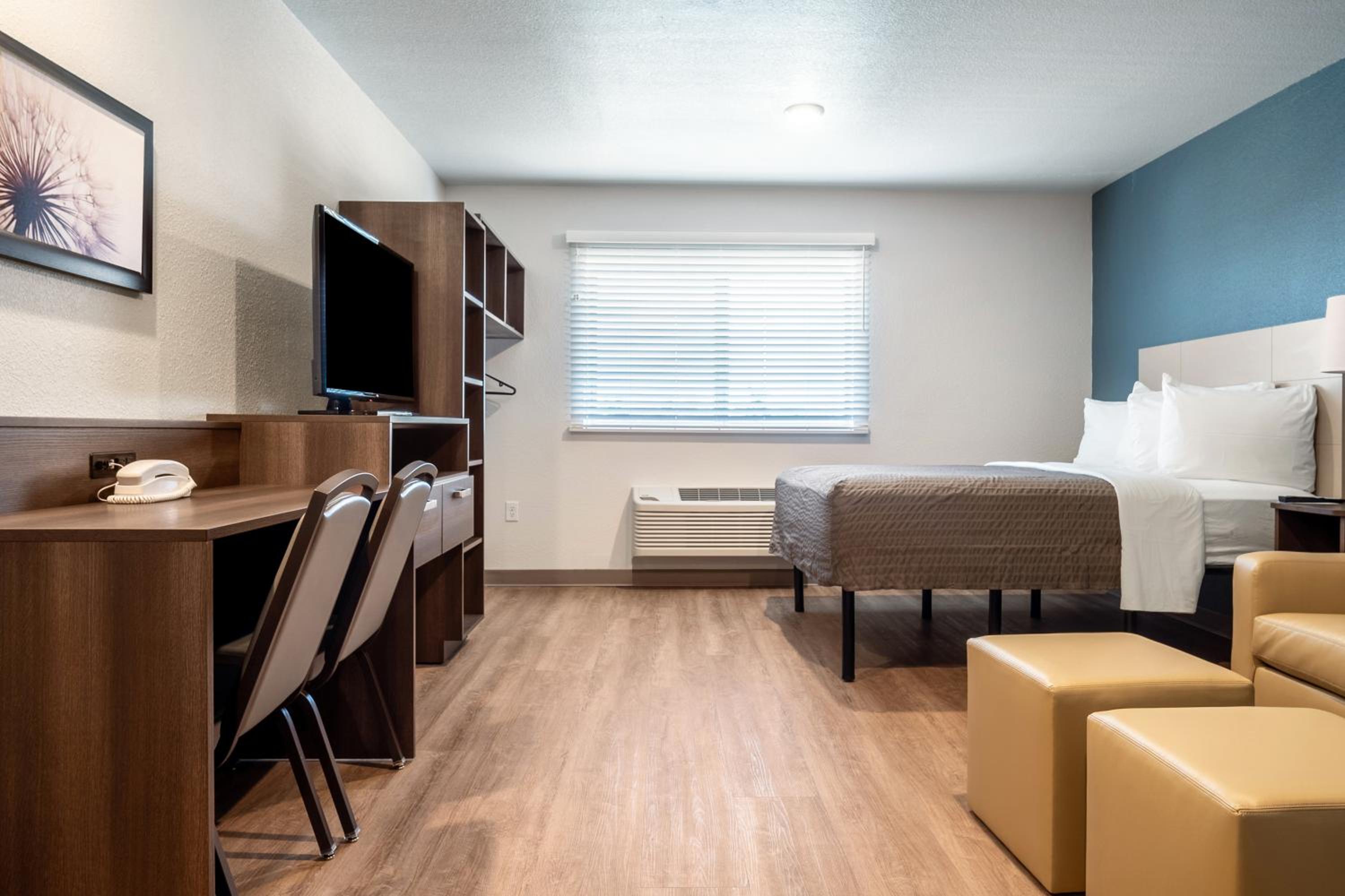 Queen Room with Roll-In Shower - Accessible/Non Smoking - Photo 5