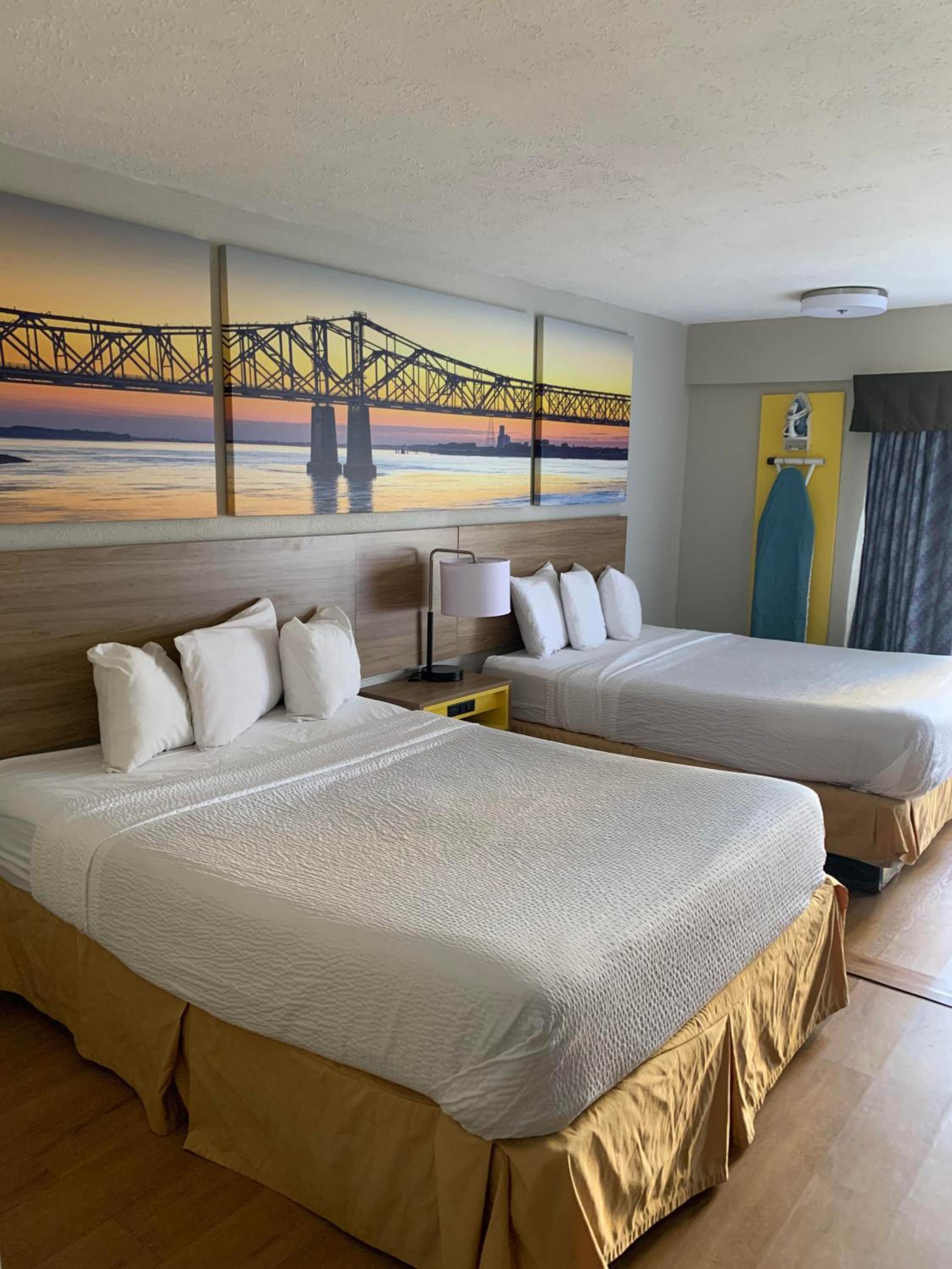 Queen Room with Two Queen Beds - Non-Smoking - Photo 9