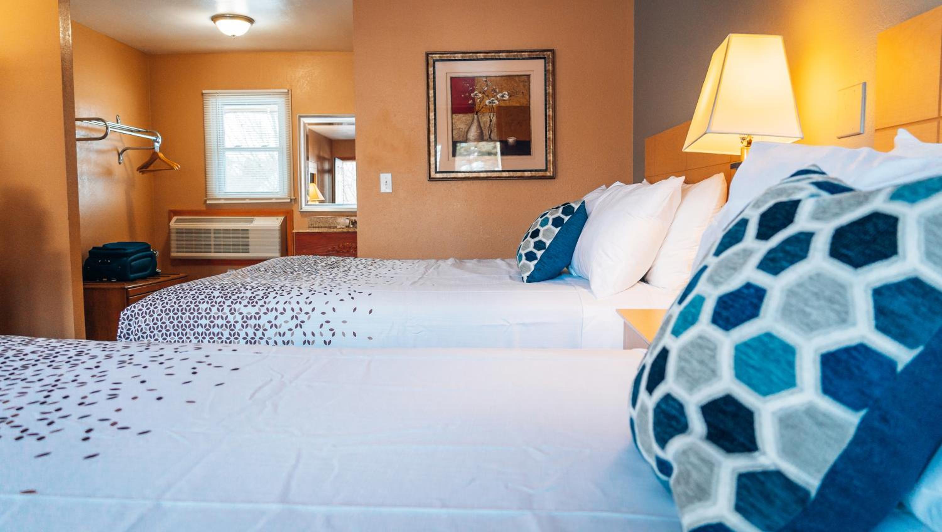 Queen Room with Two Queen Beds photo 2