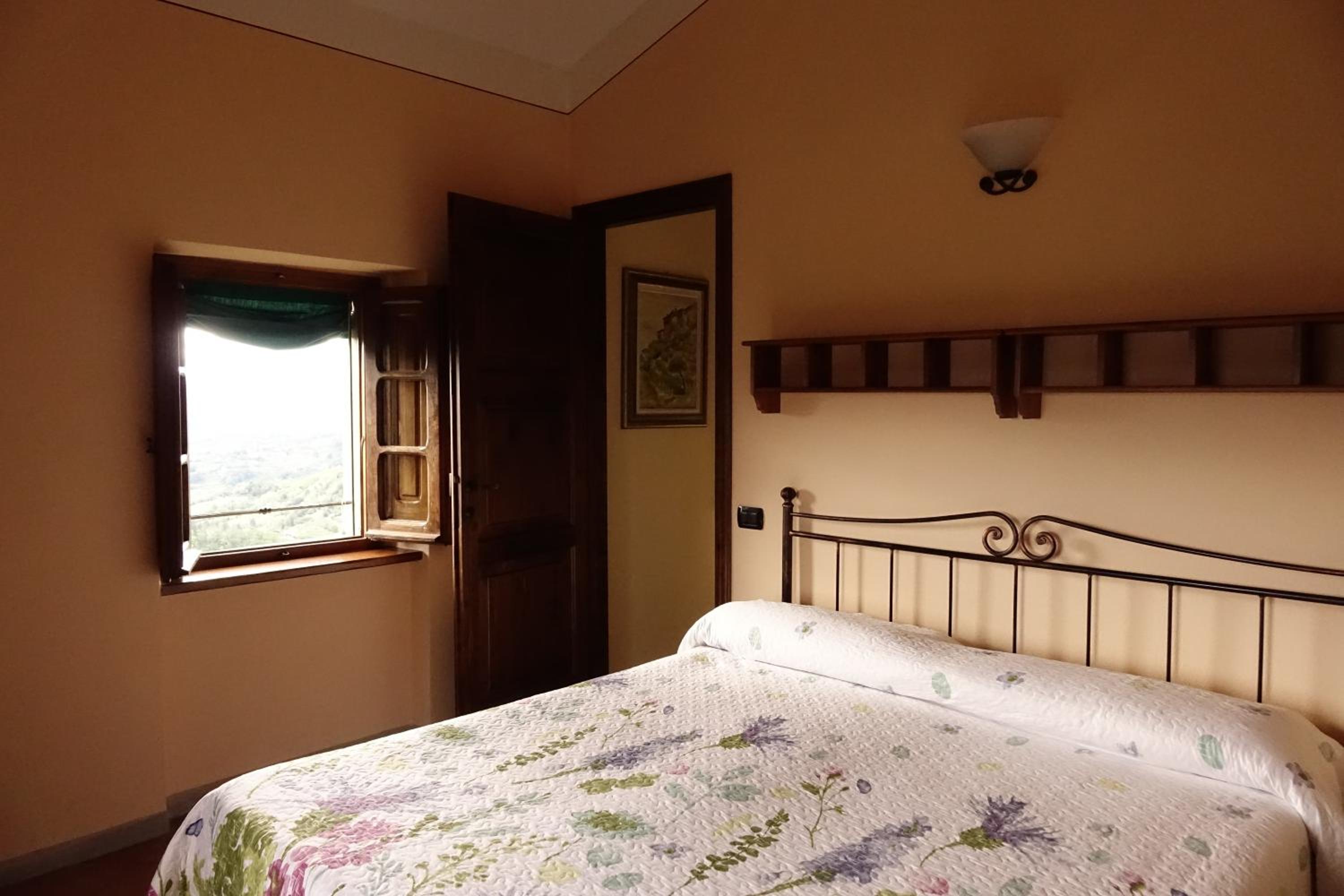 Apartment with Mountain View - Photo 2