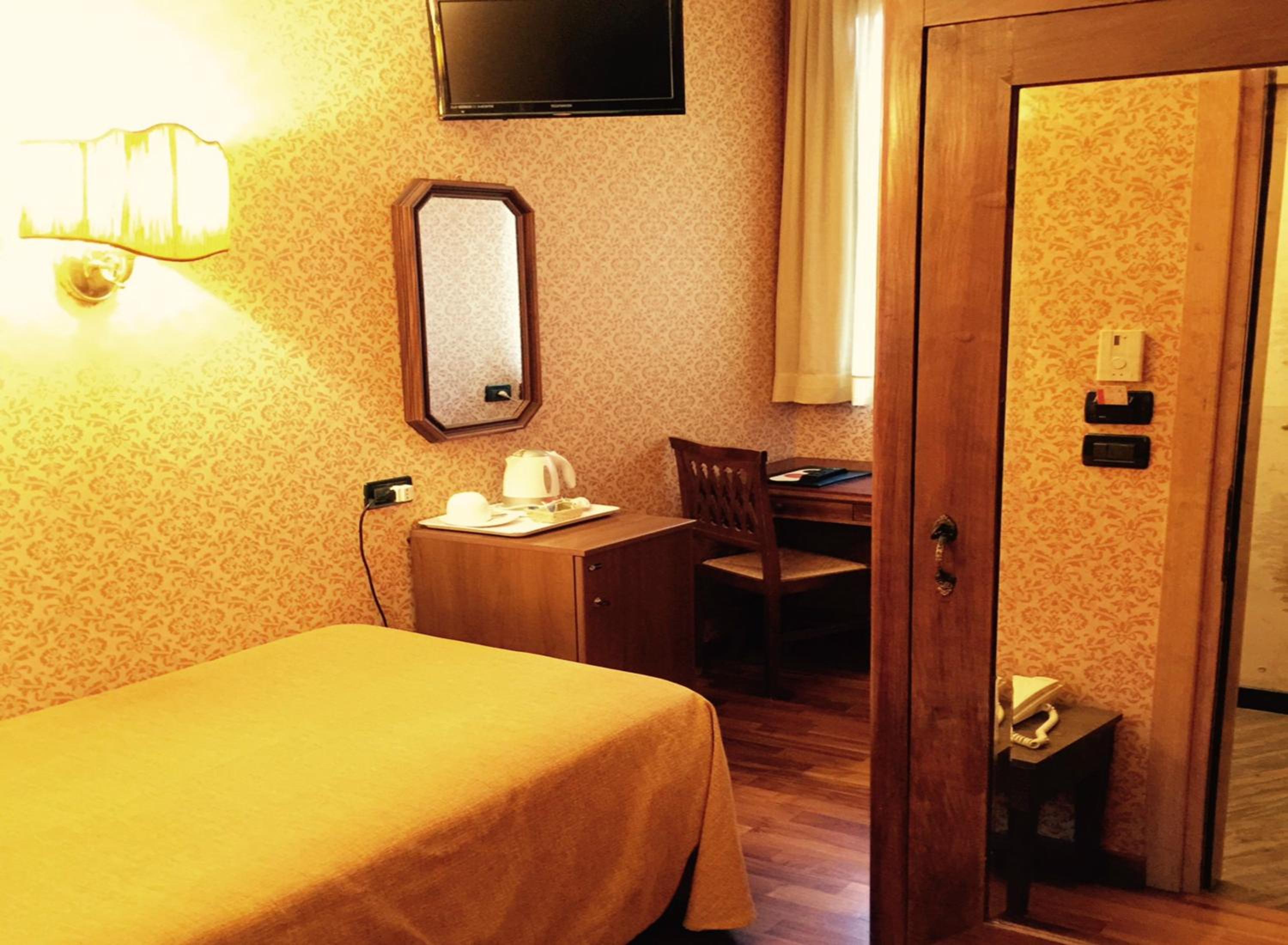 Single Room - Photo 2