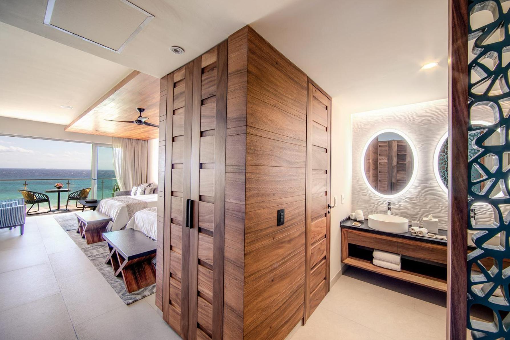 Suite with One Queen Bed (Non Smoking)