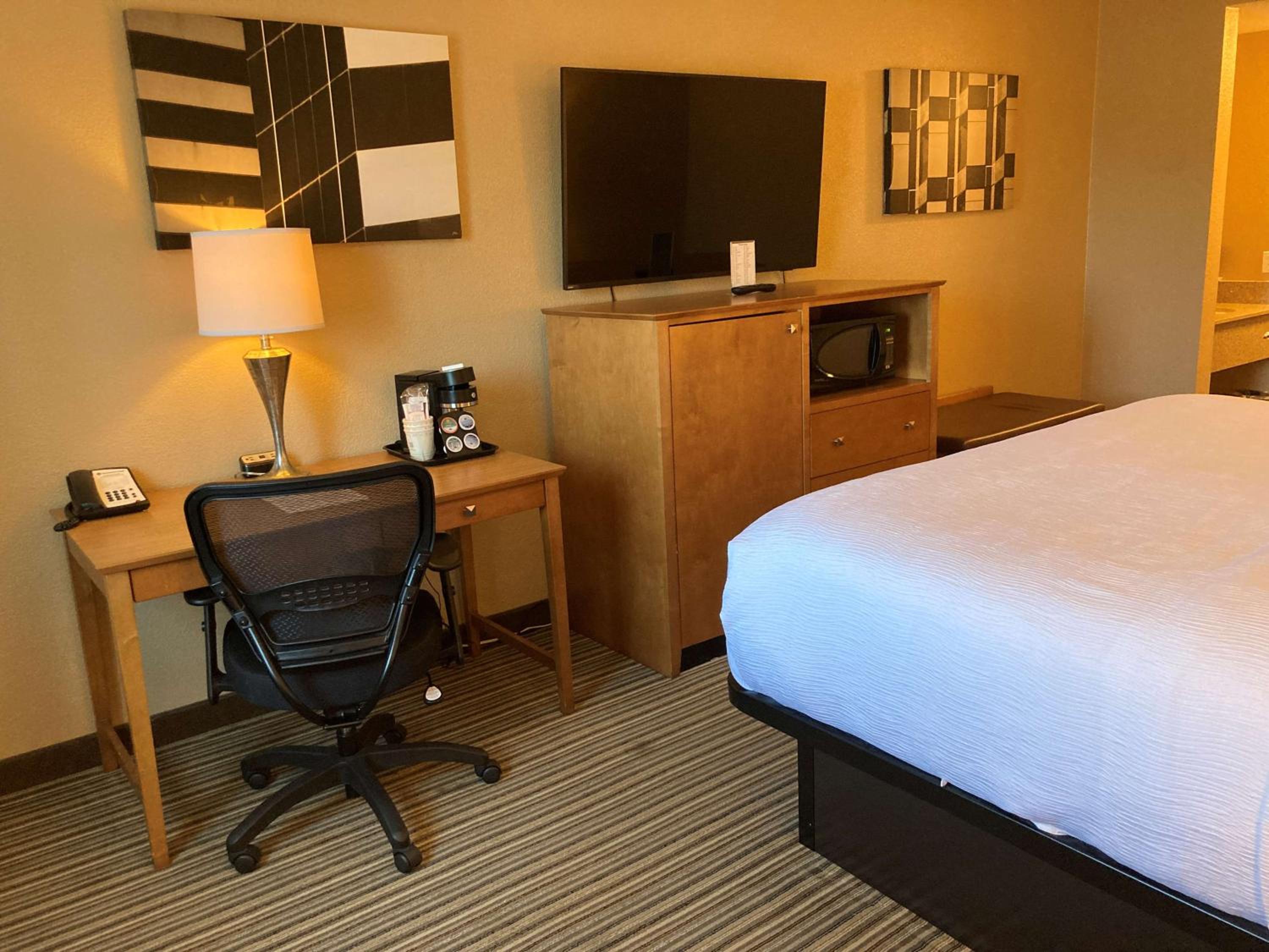 King Room - Non-Smoking - Photo 3