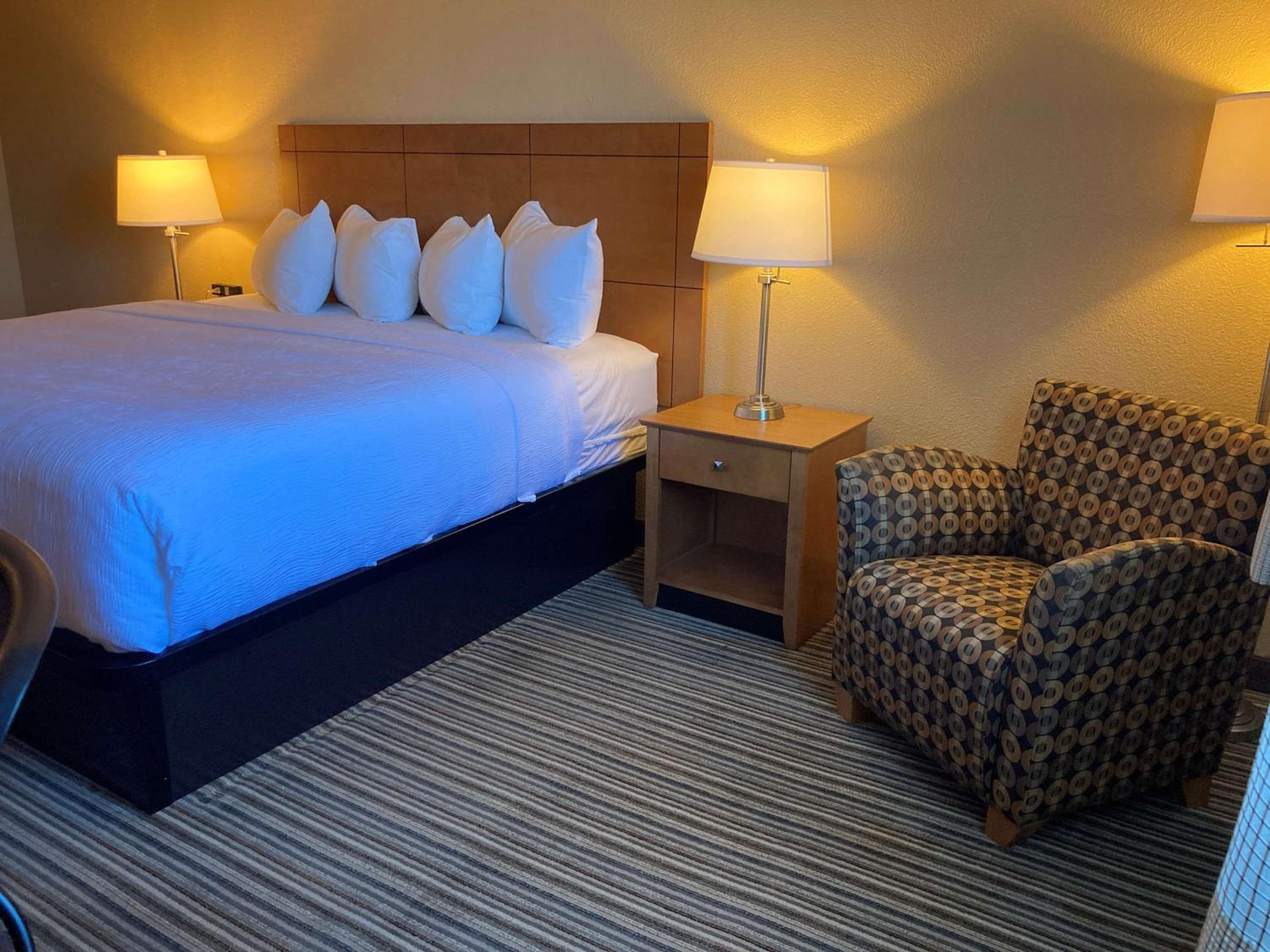 King Room - Non-Smoking - Photo 2