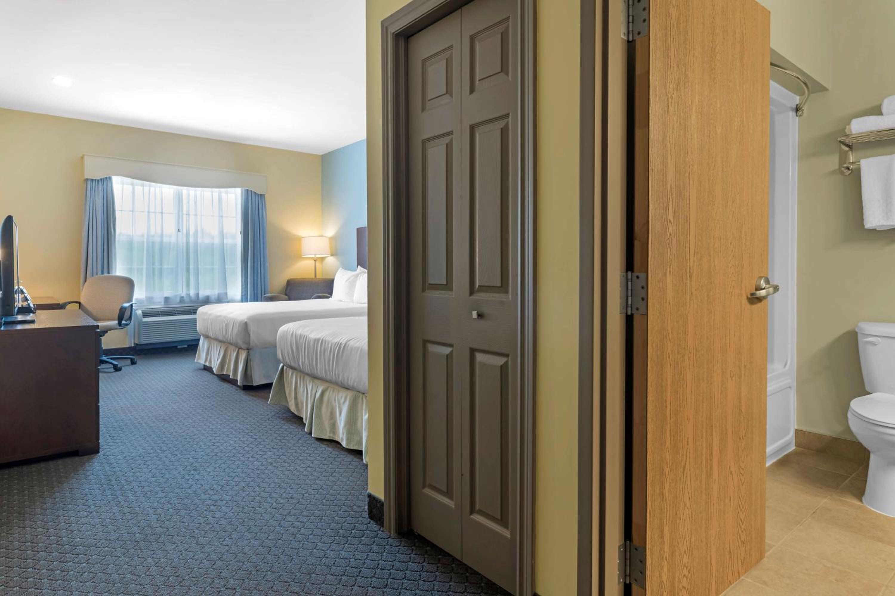 King Suite with Sofa Bed - Photo 4