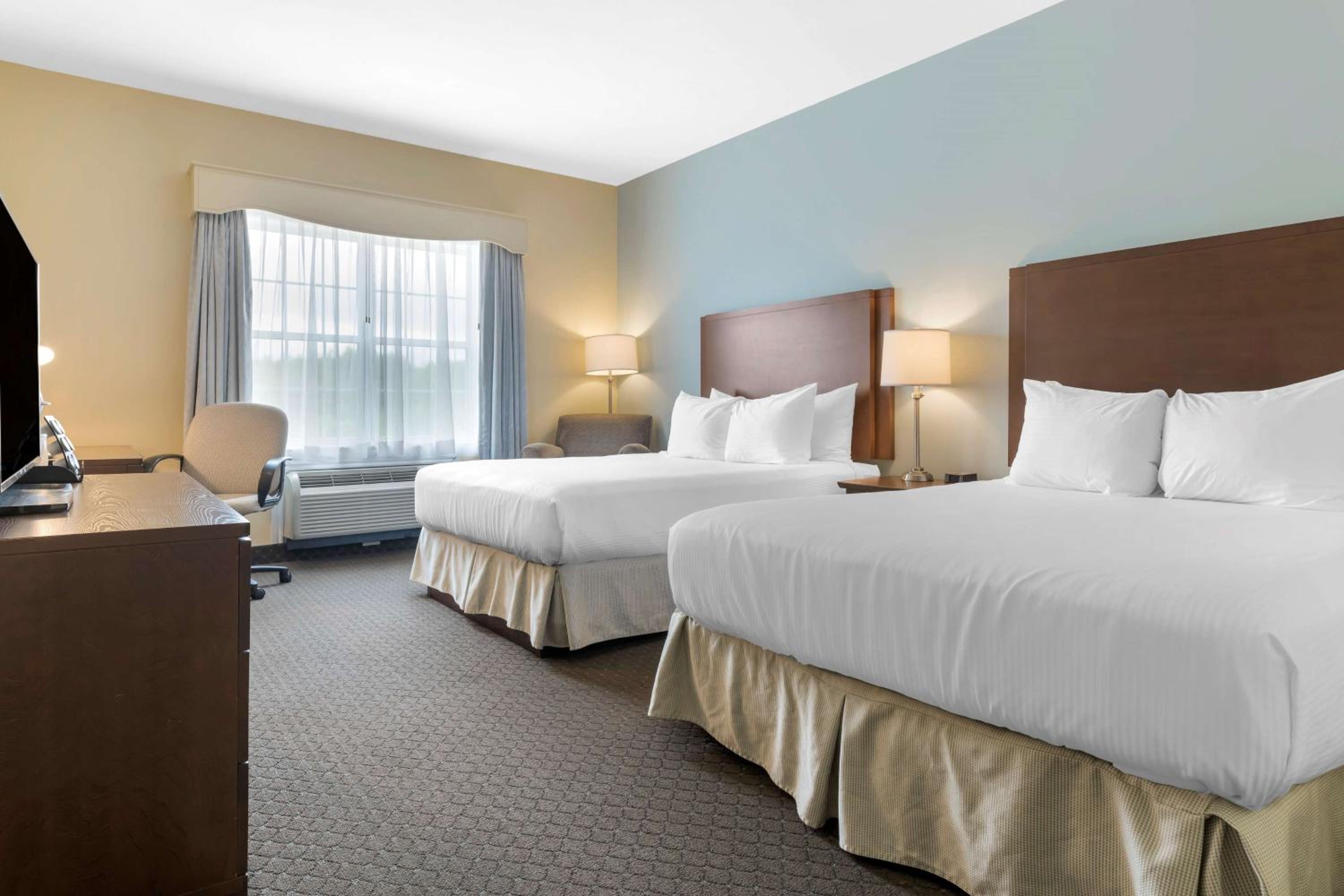 Queen Room with Two Queen Beds and Kitchenette - Non-Smoking - Photo 6