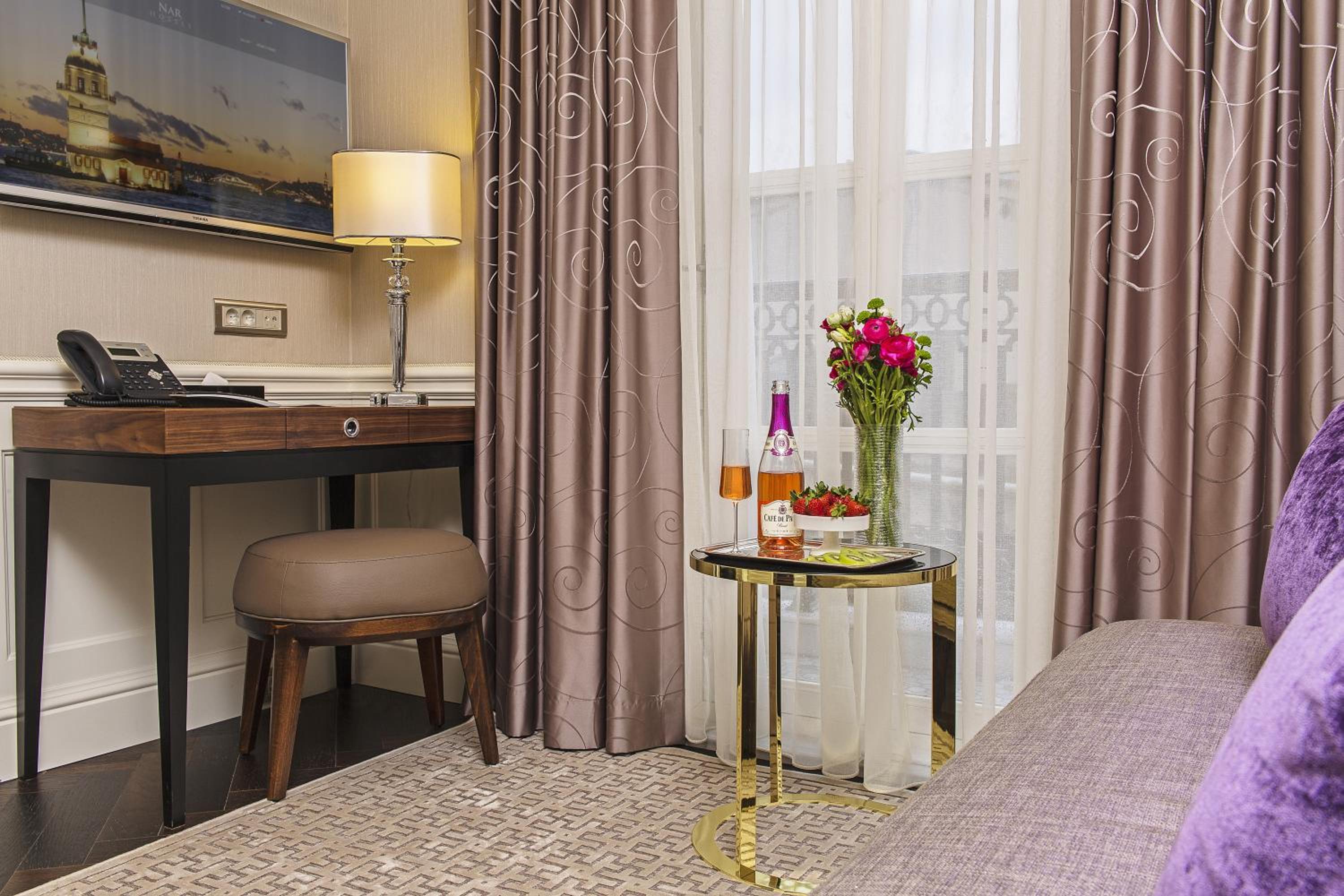 Deluxe Queen Suite photo 3