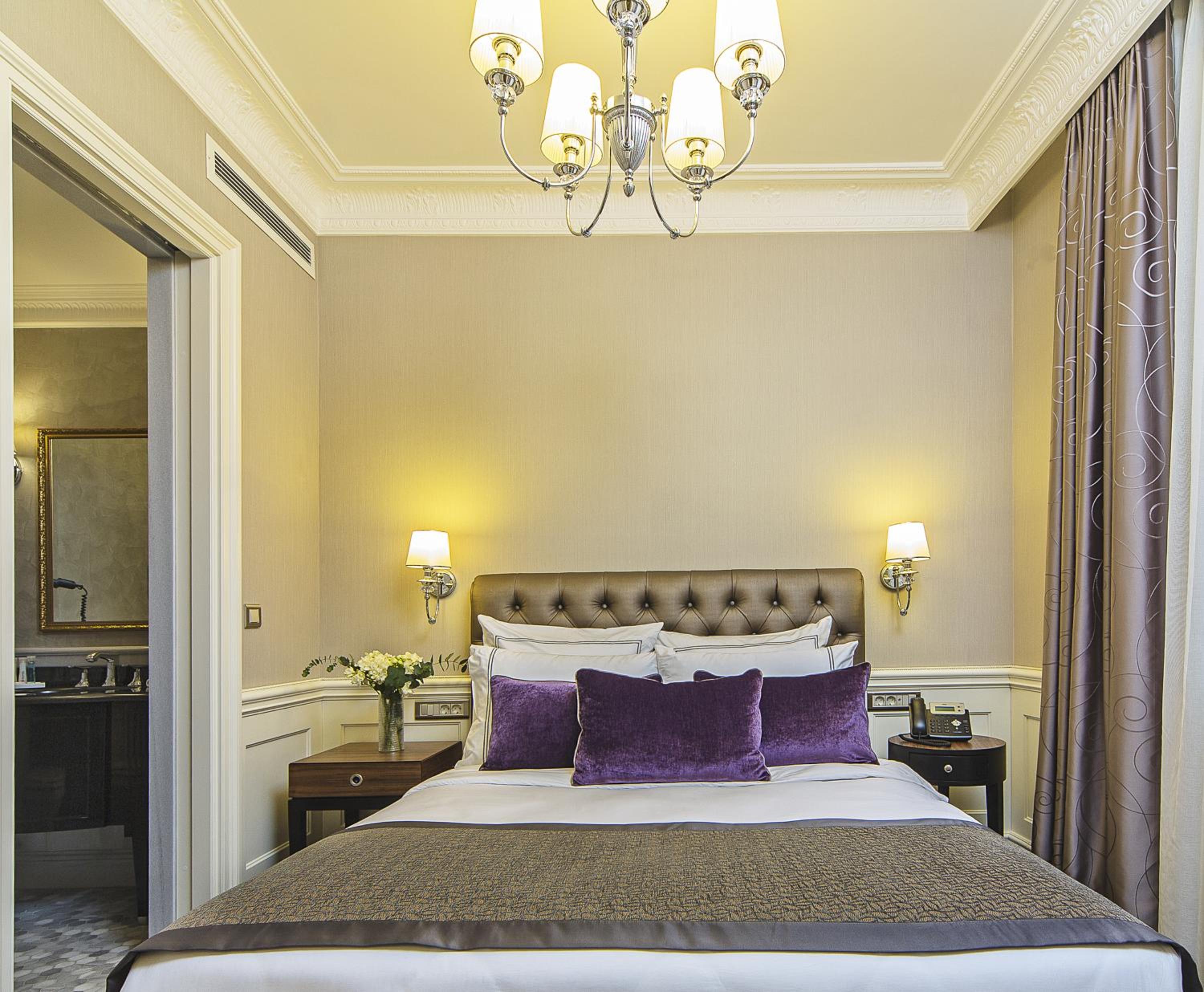 Deluxe Queen Suite photo 1