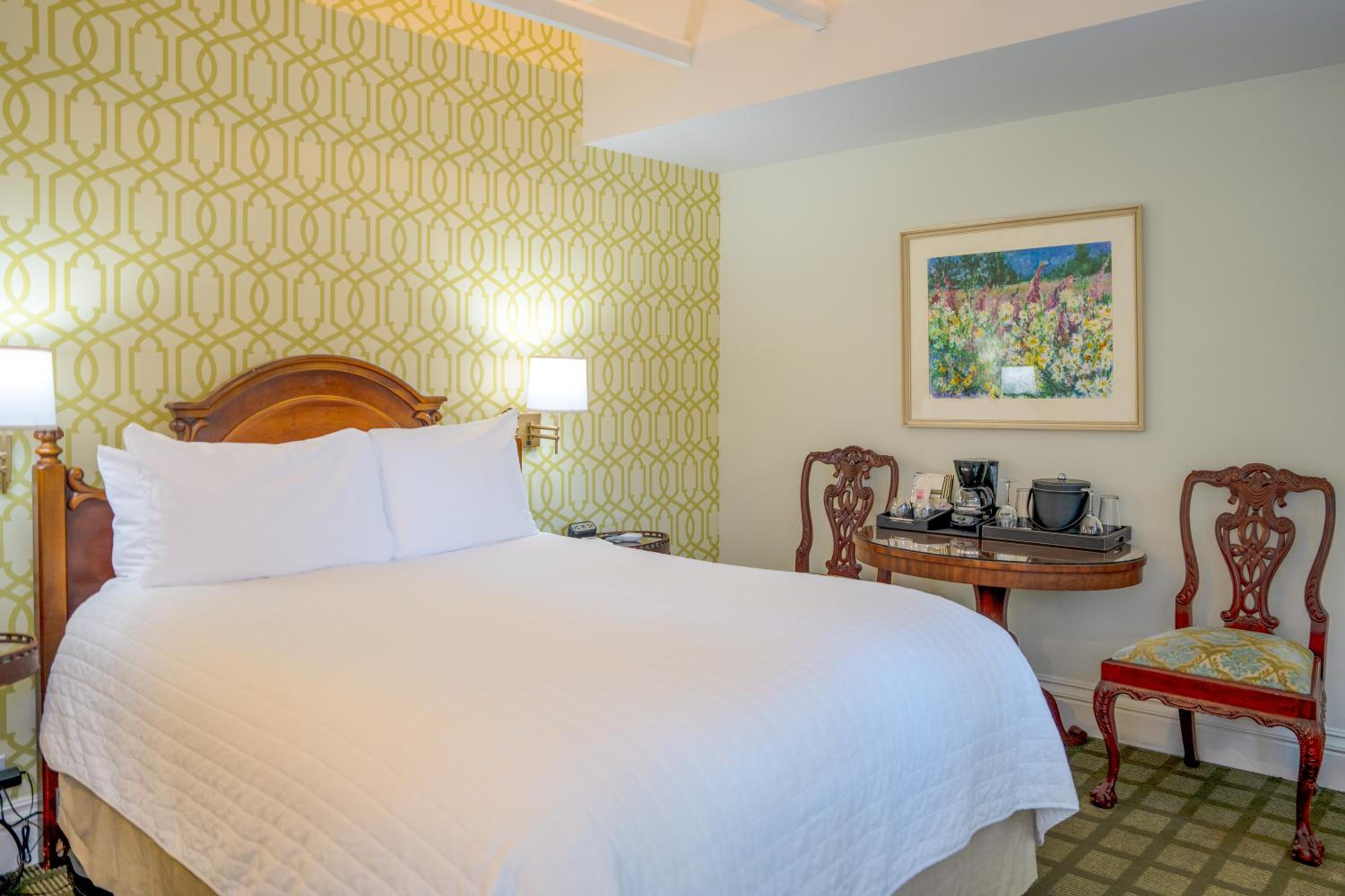Cozy Queen Room - Non-Smoking photo 2