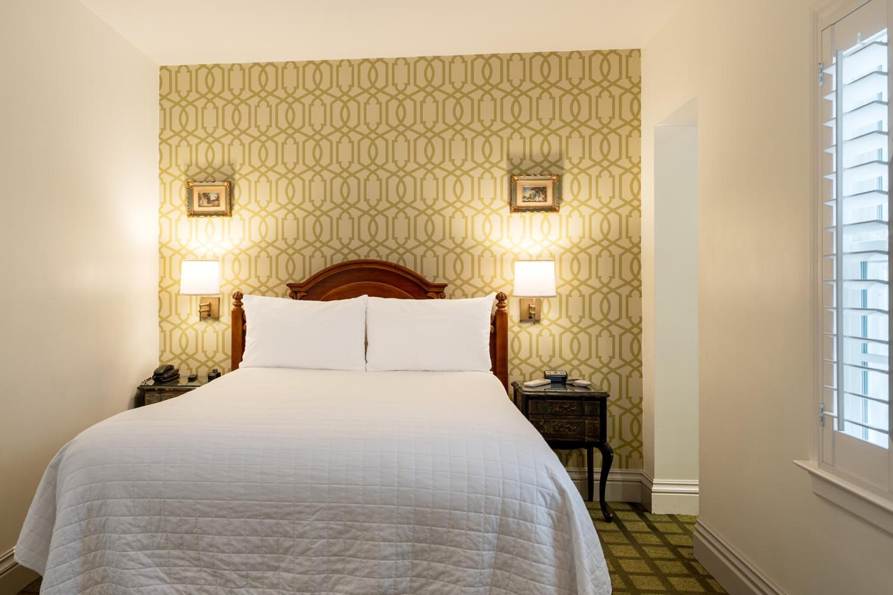Standard Queen Room - Photo 6