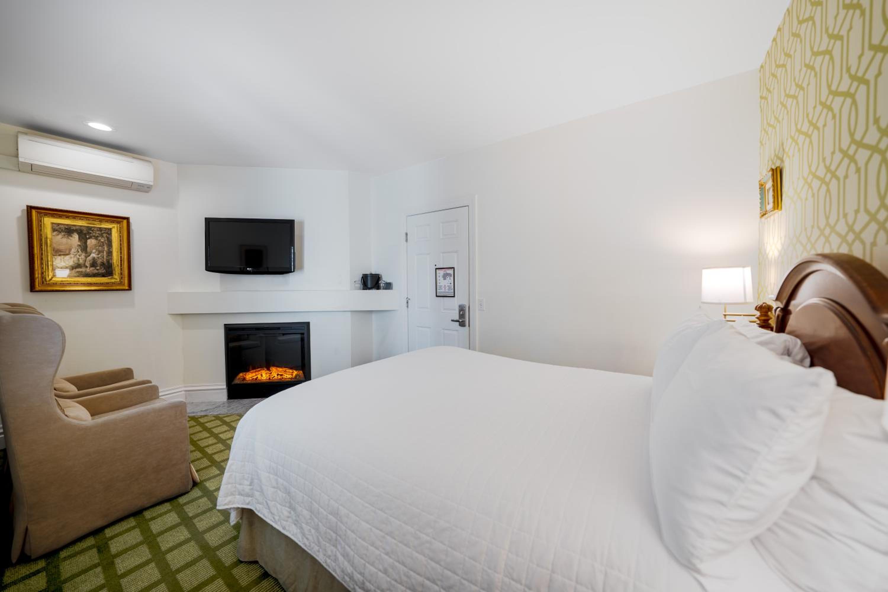 Standard Queen Room - Photo 13