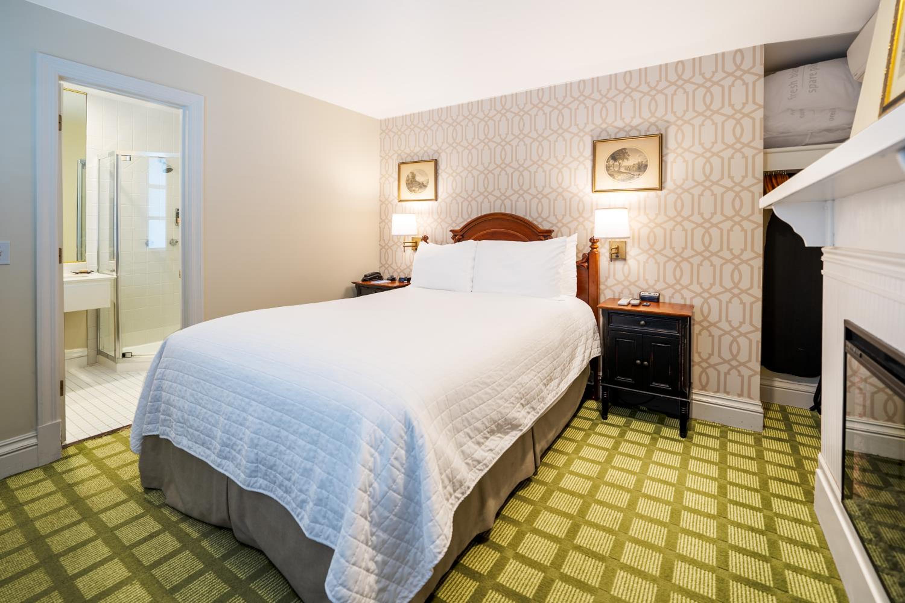 Standard Queen Room - Photo 7