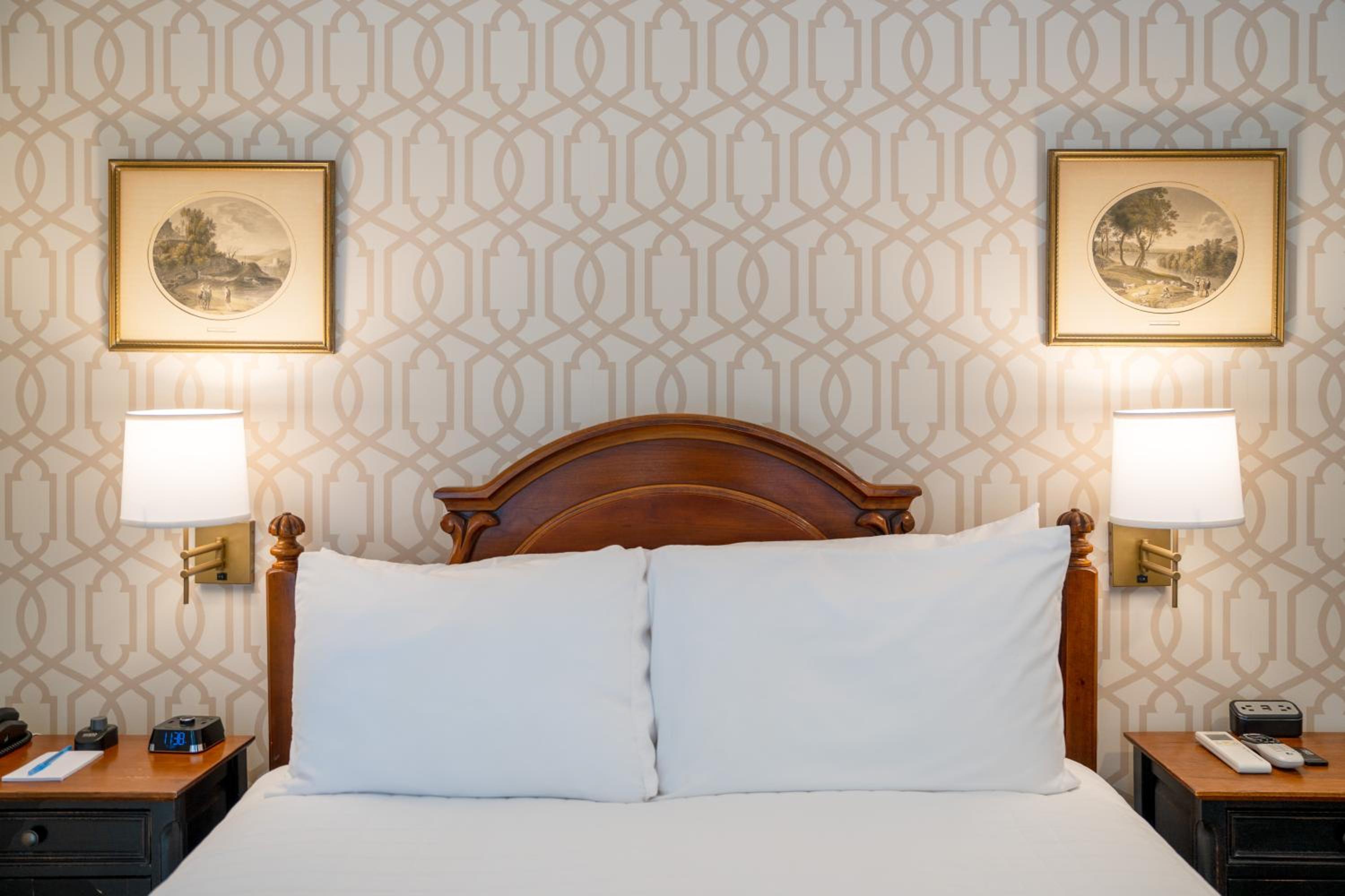 Standard Queen Room - Photo 8