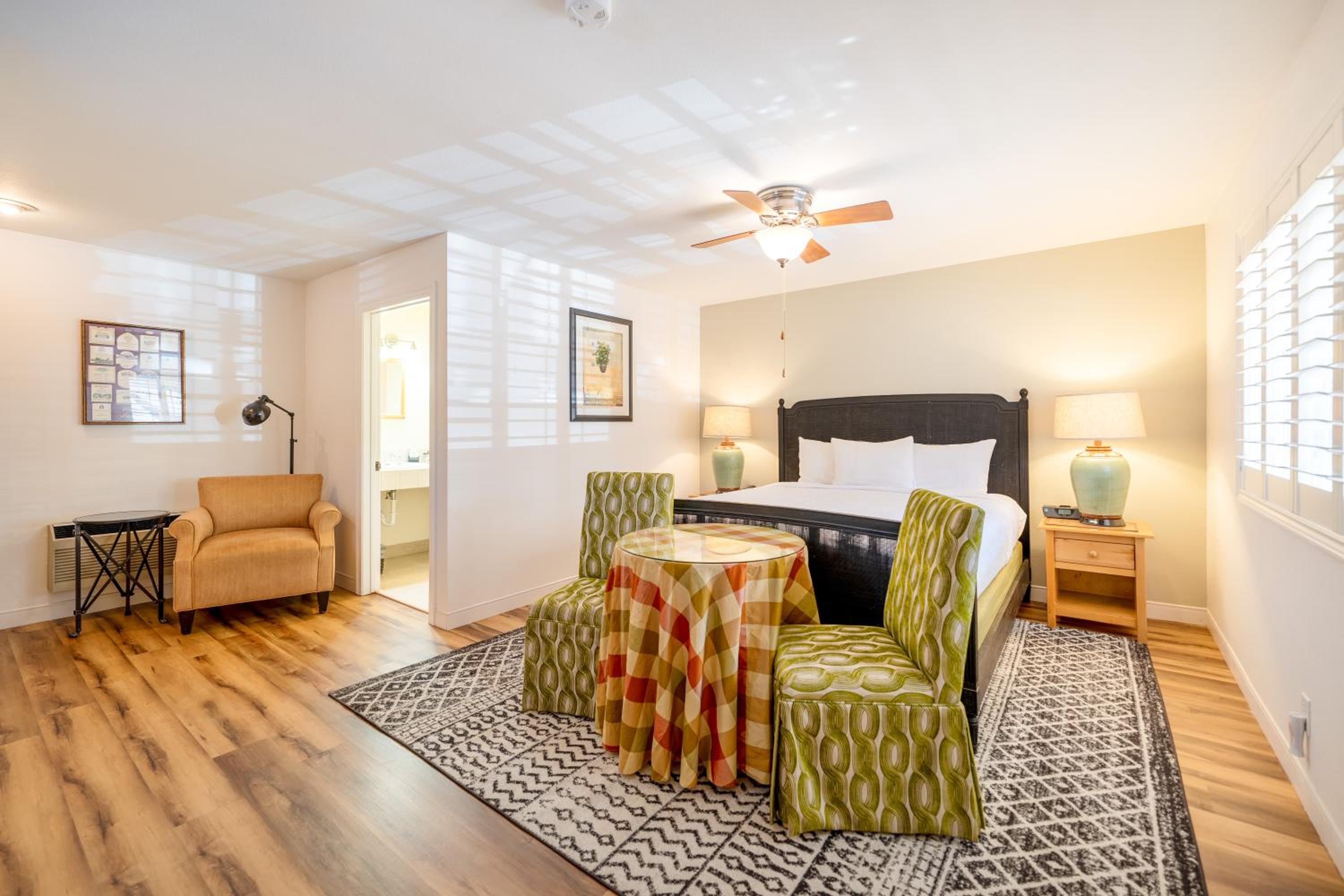 Standard King Room photo 3