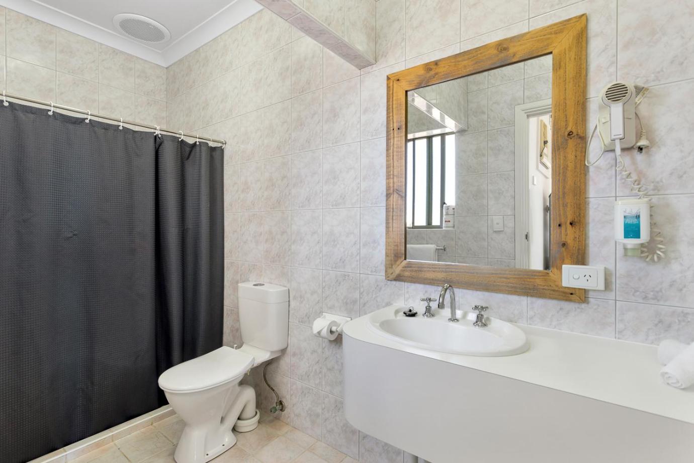 Deluxe Family Suite with Ocean View - Upstairs photo 3