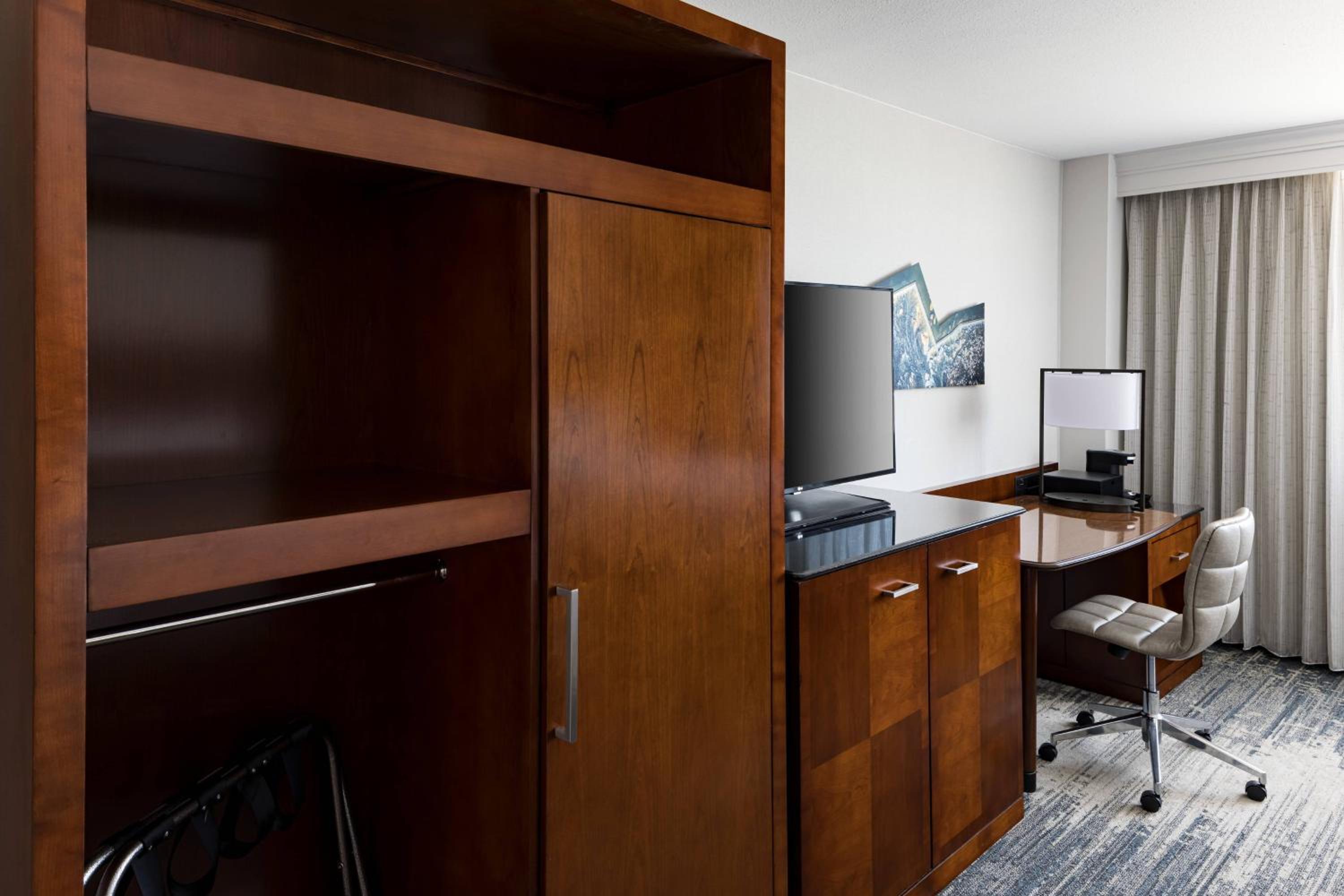 Guest Room with 2 Double Beds - Photo 4