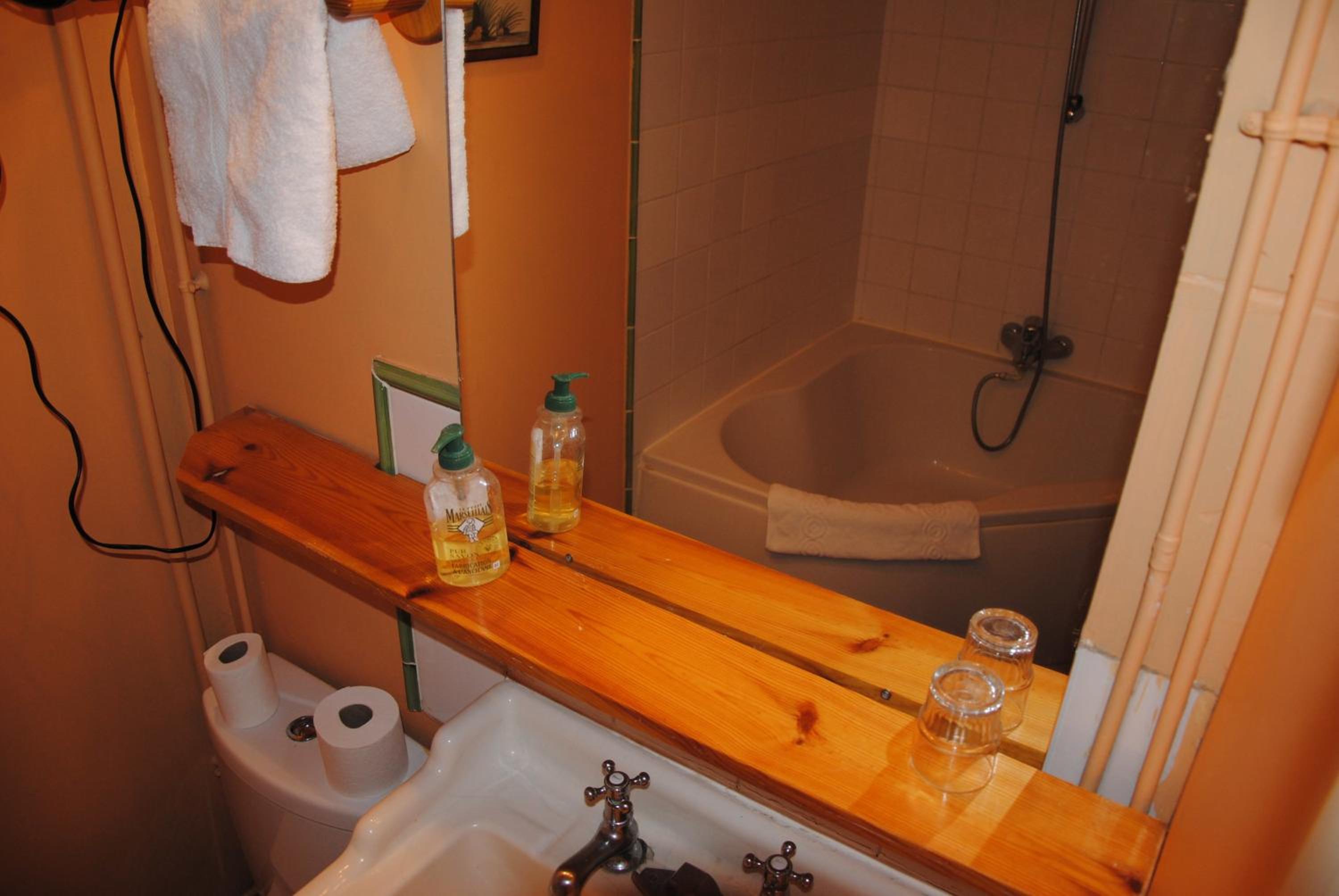 Double Room with Bath - Photo 4