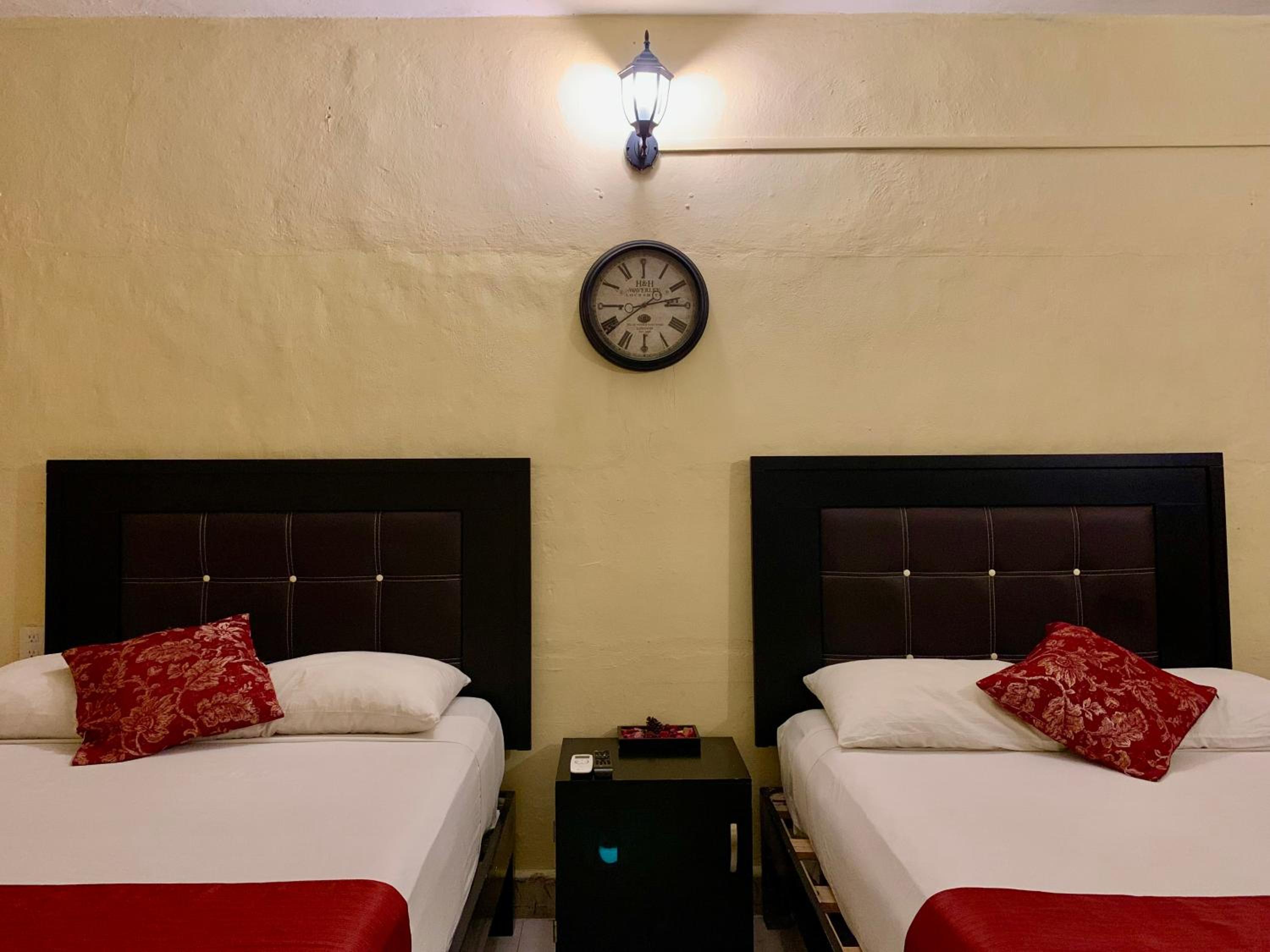 Standard Twin Room - Photo 9