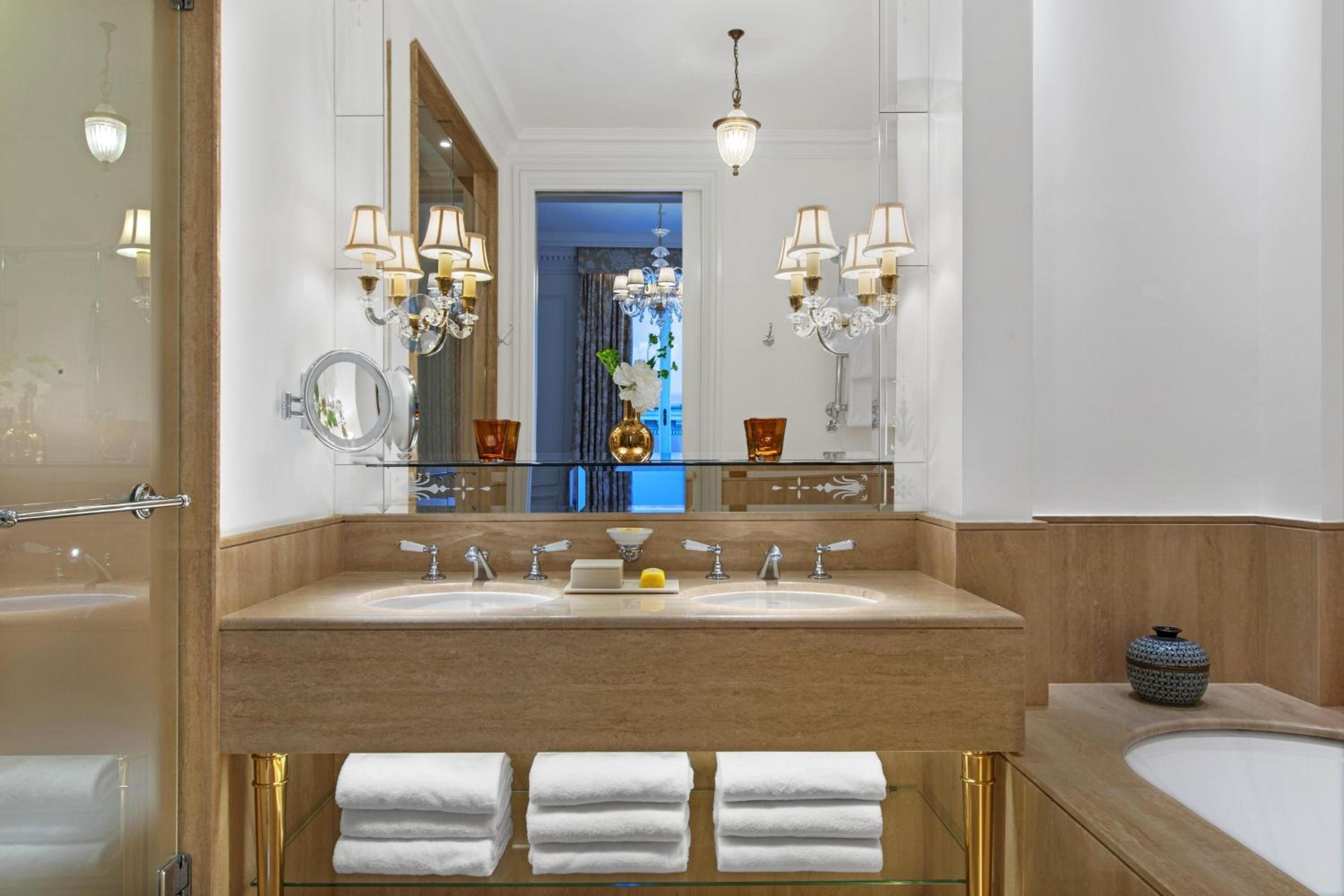 St. Regis Suite, Junior Suite, 1 King thumbnail 5