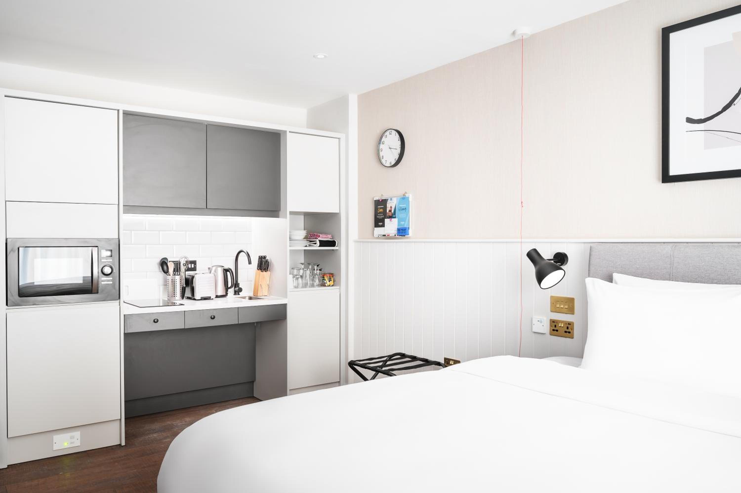 Studio Queen Suite - Accessible photo 3