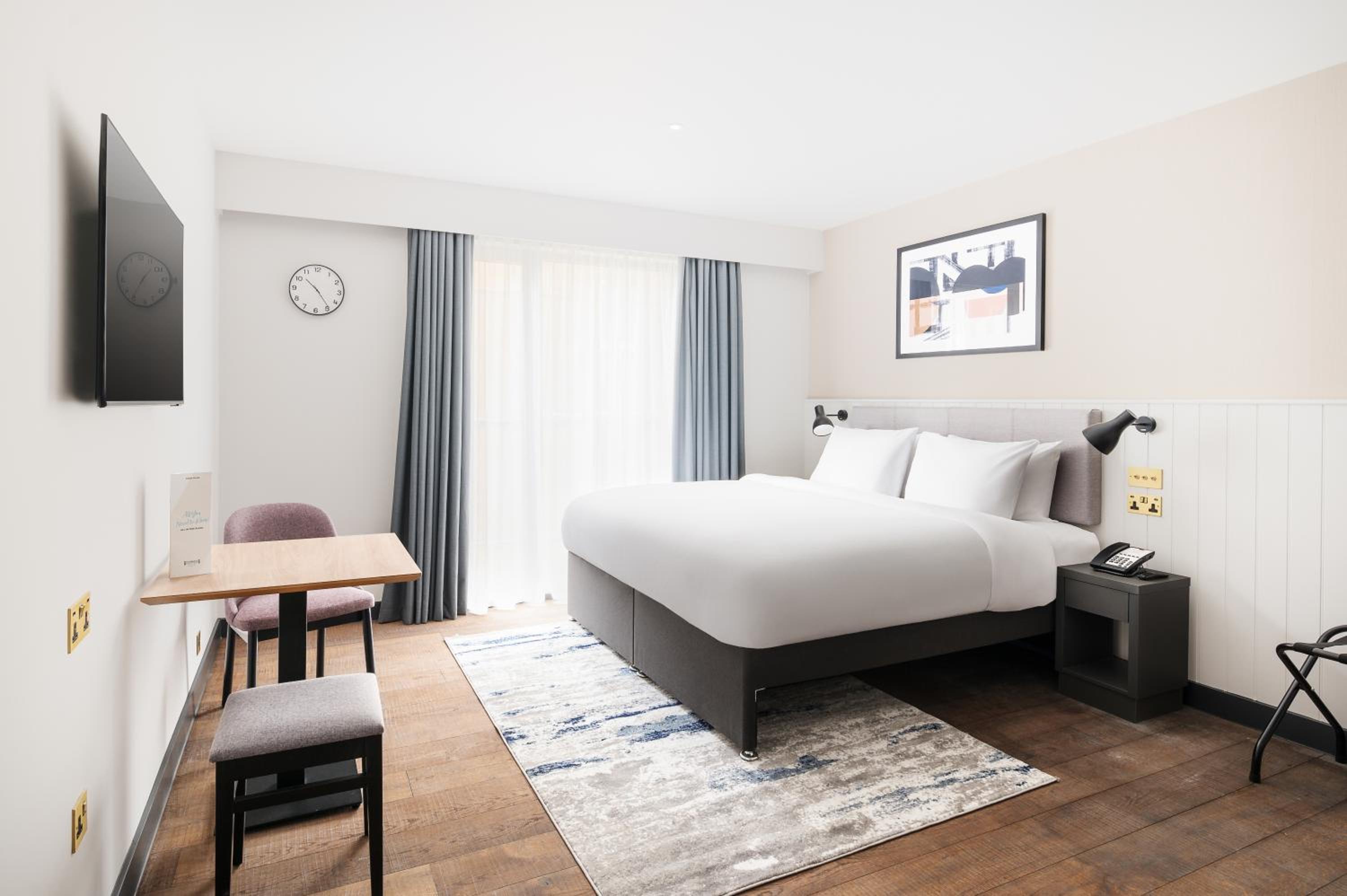 Deluxe King Studio Suite photo 1