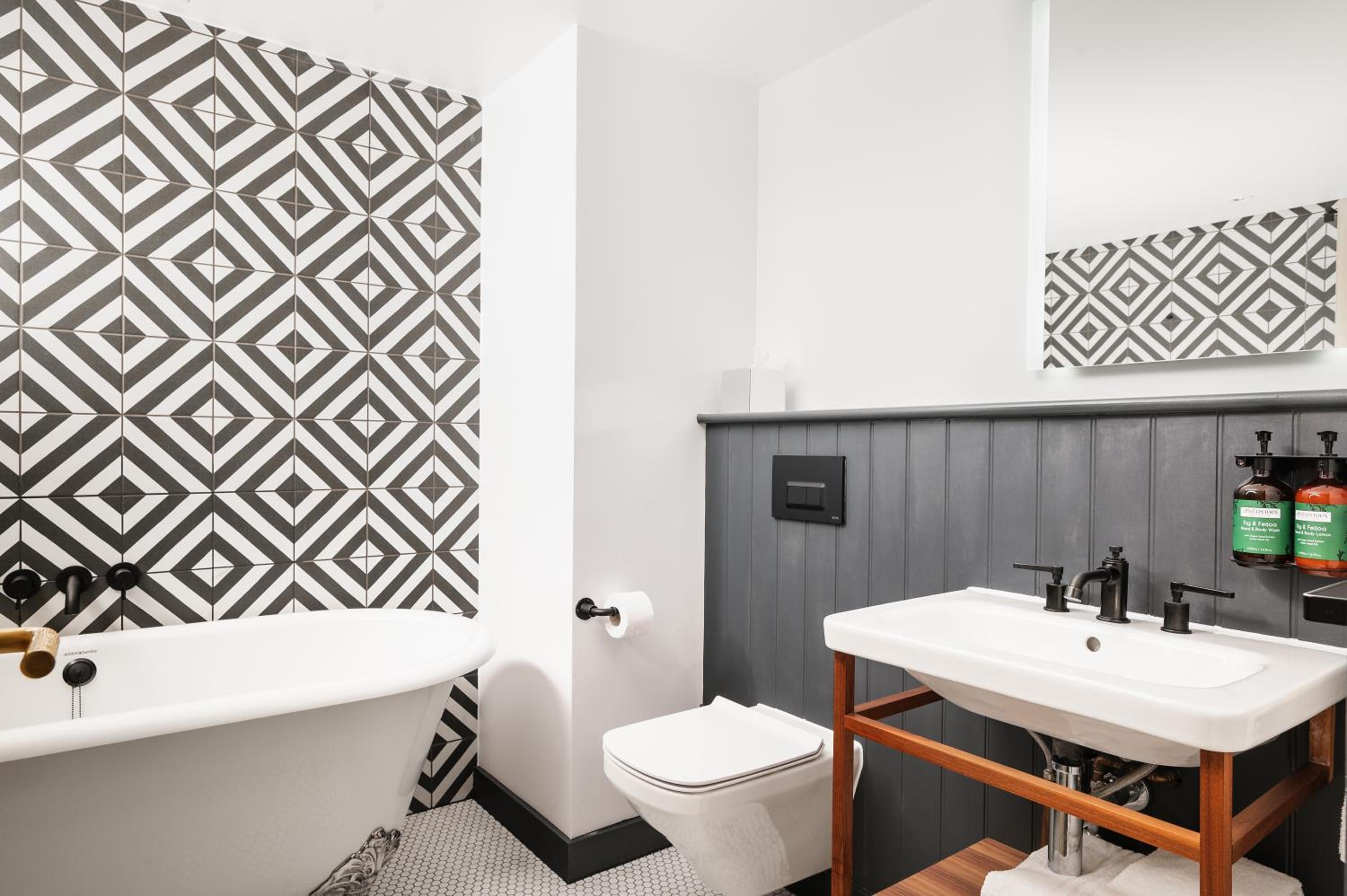 Deluxe King Studio Suite photo 2