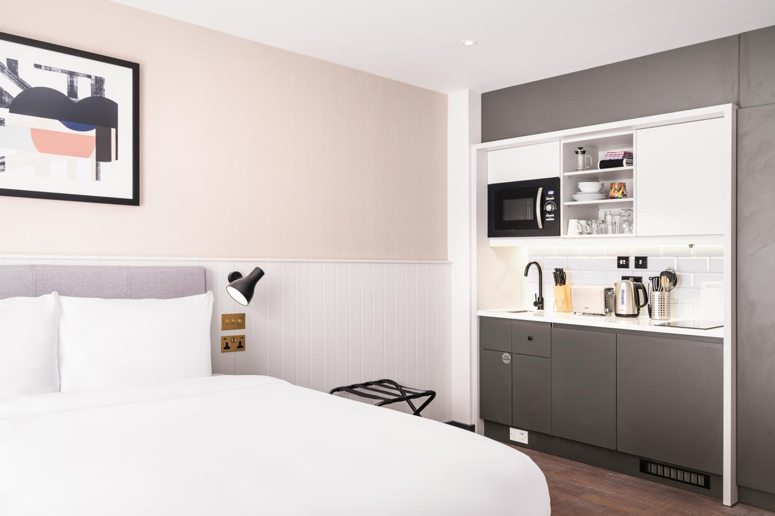 Deluxe King Studio Suite photo 3