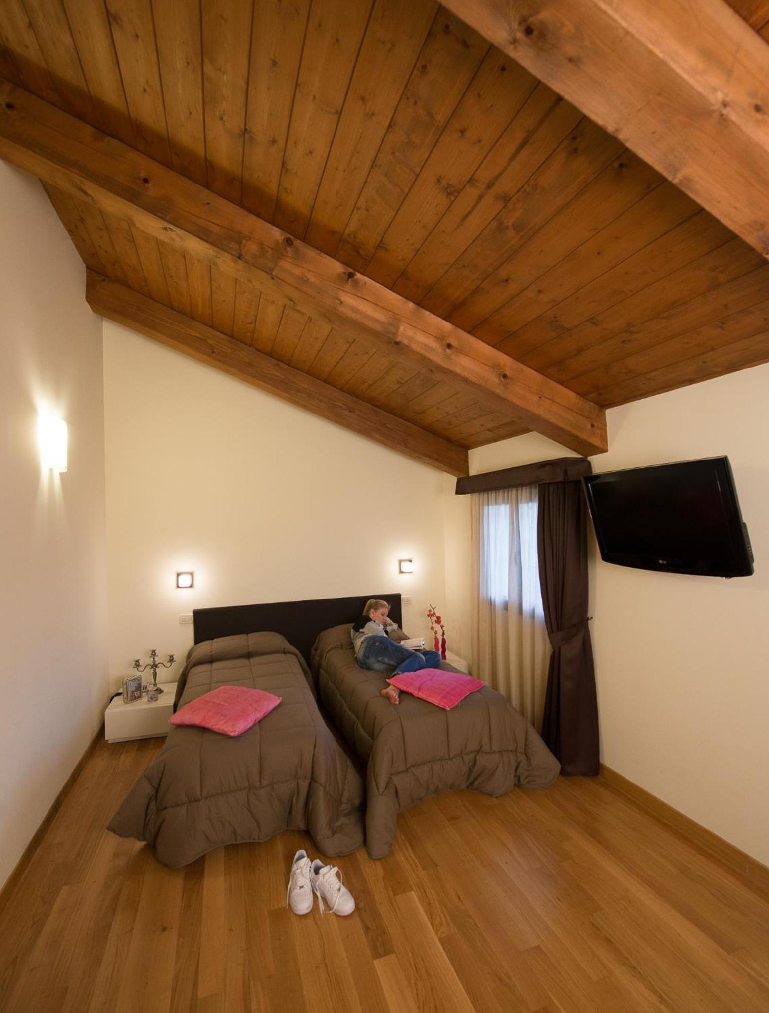 Twin Room - Photo 2