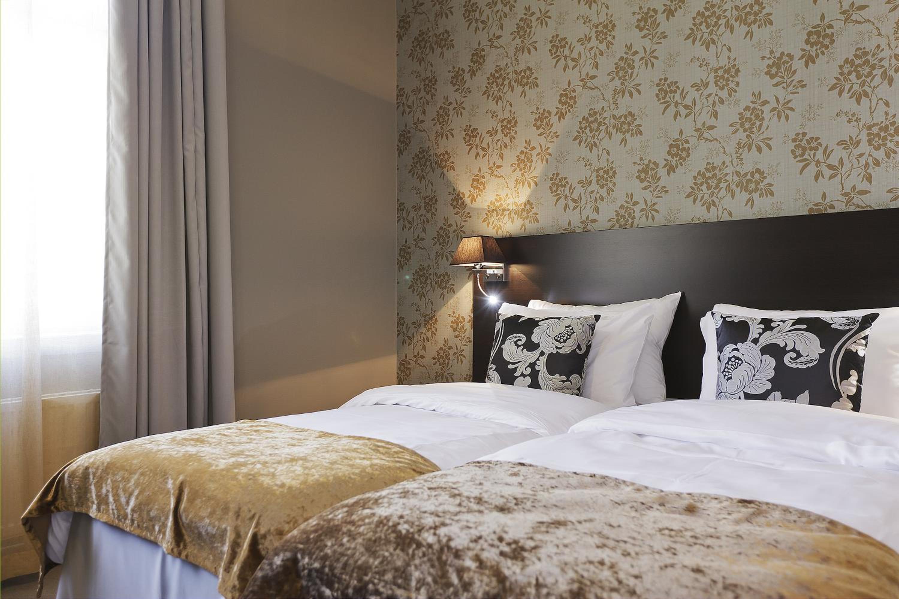 Standard King Room - Photo 10