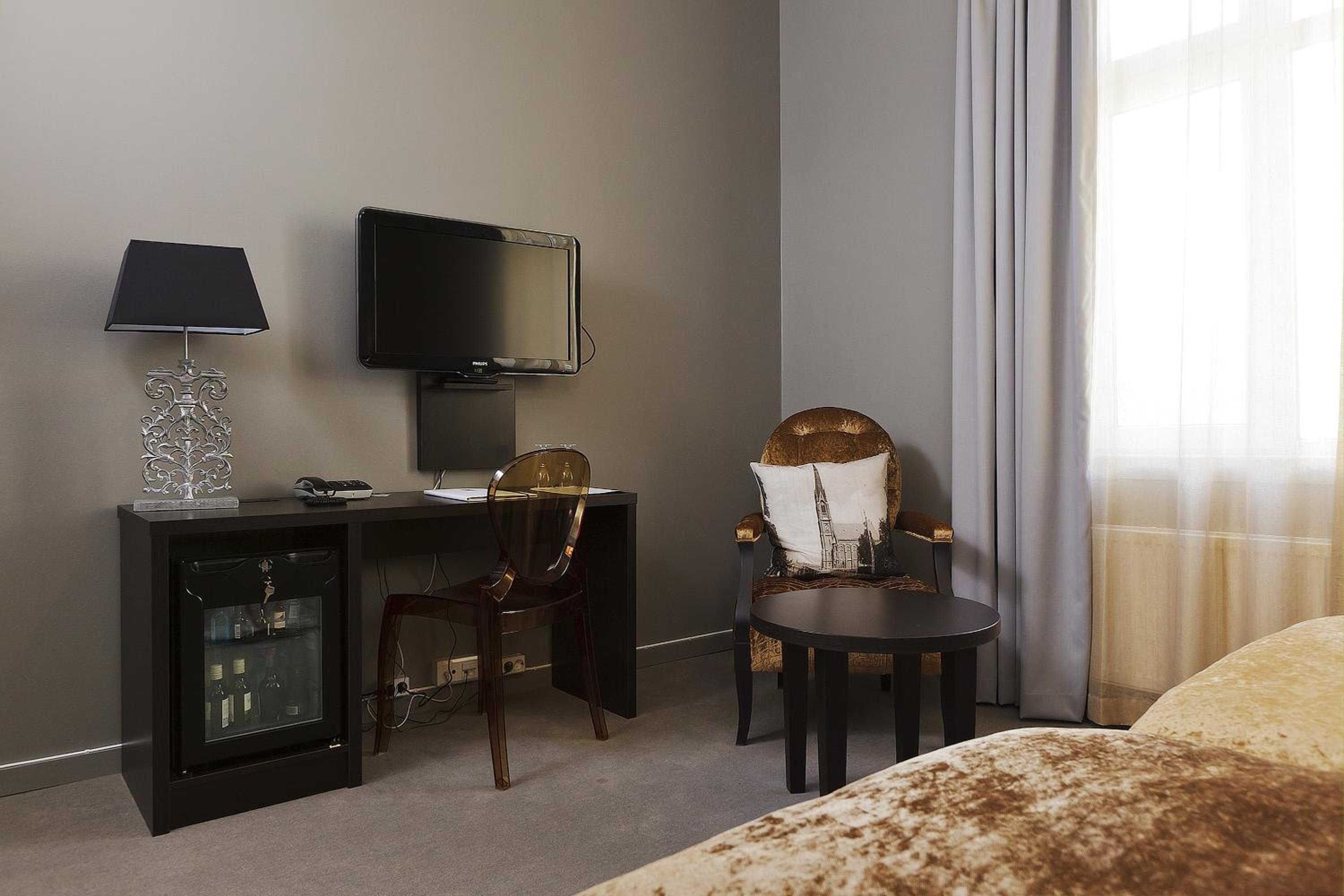 Standard King Room - Photo 9