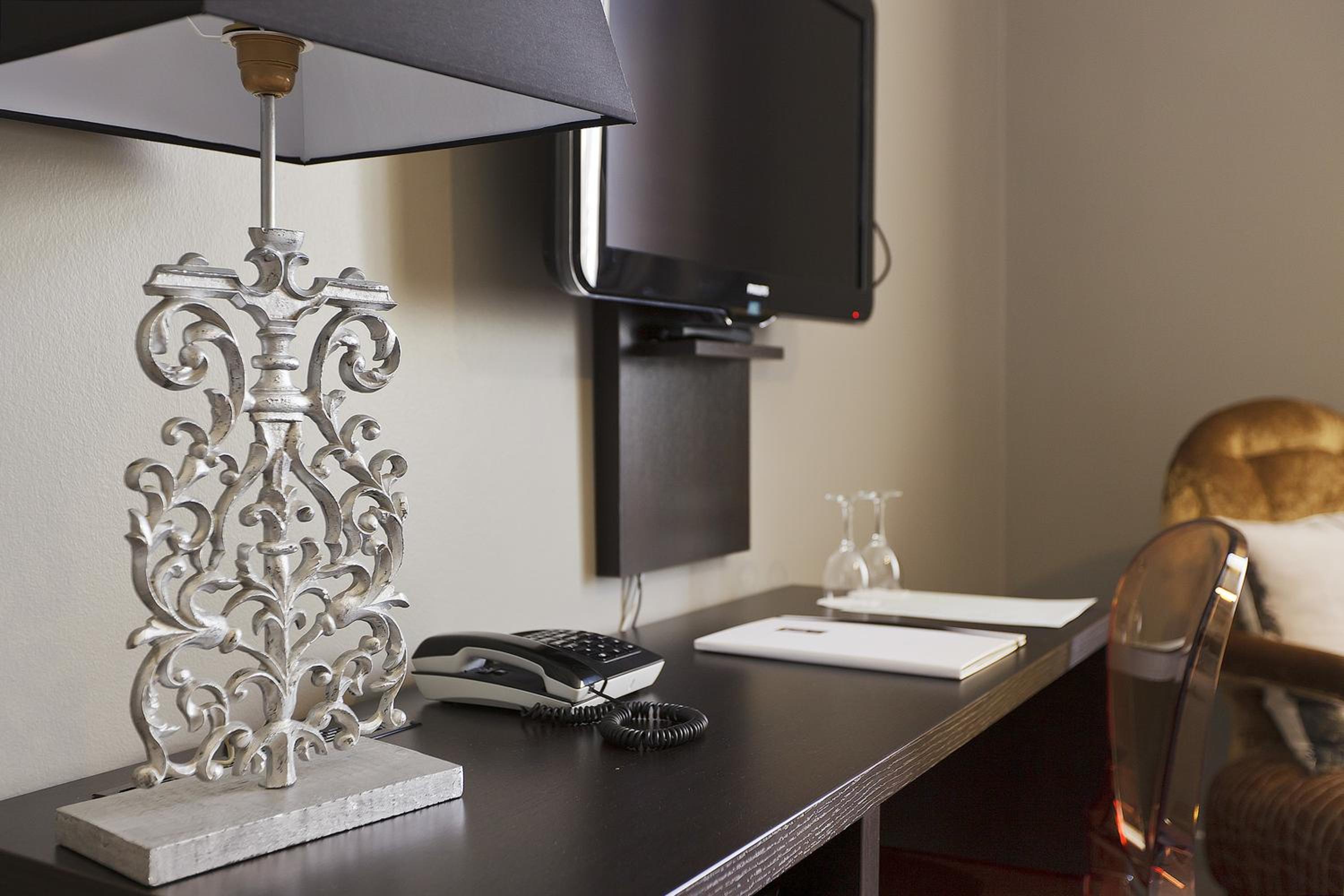 Standard King Room - Photo 8