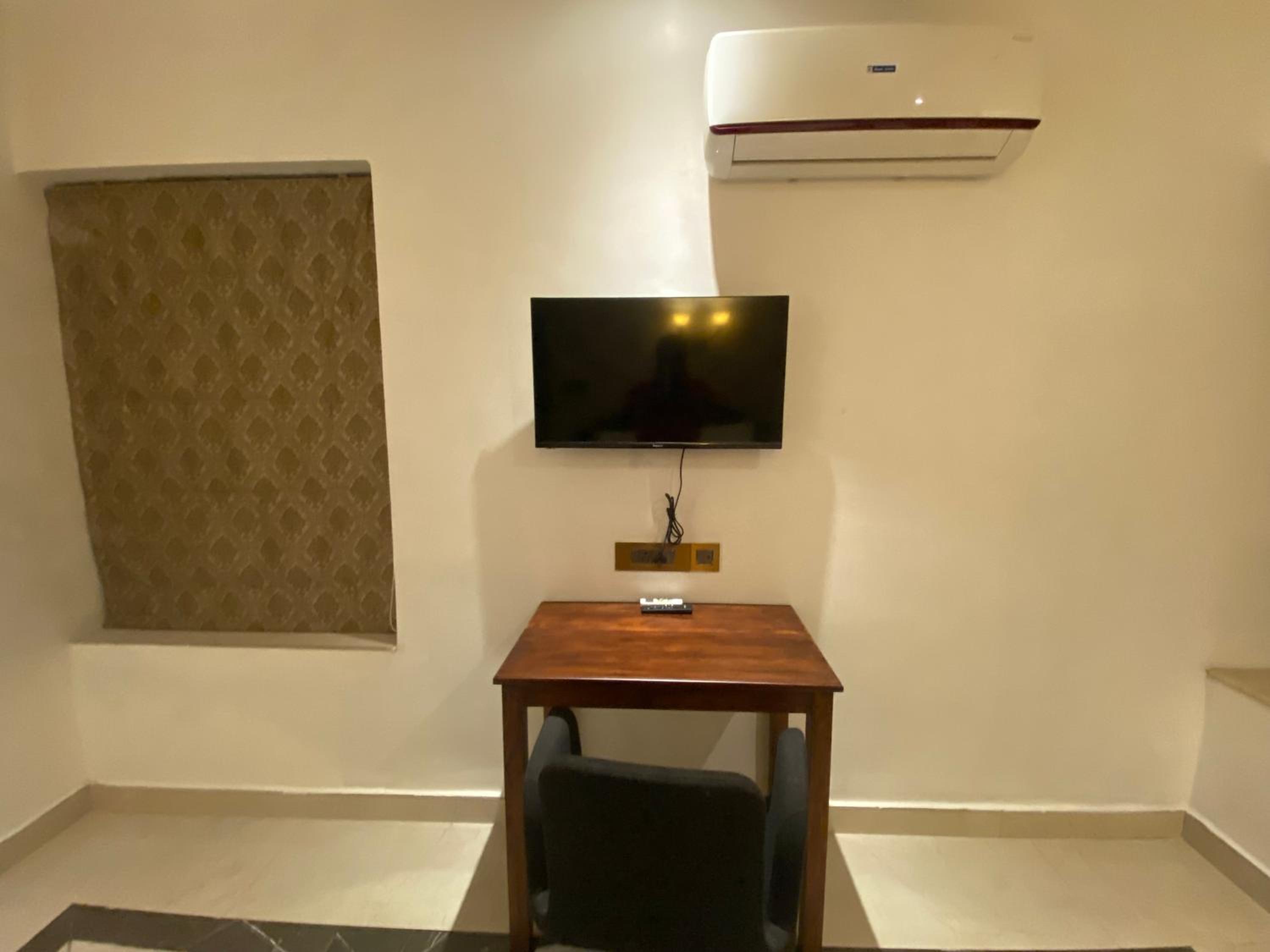 Deluxe Double Room (2 Adults + 1 Child) photo 1