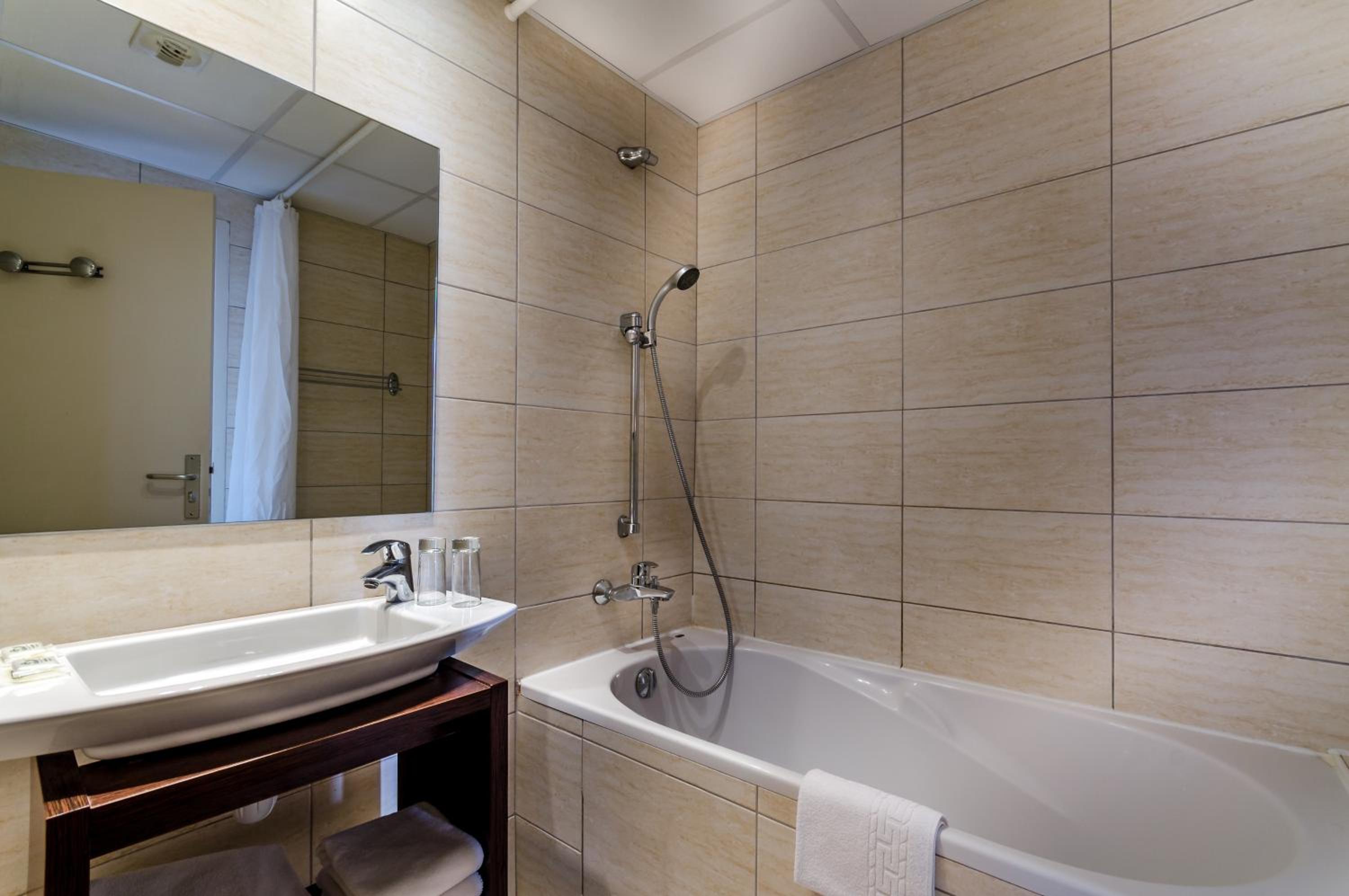 Twin Room - Photo 3