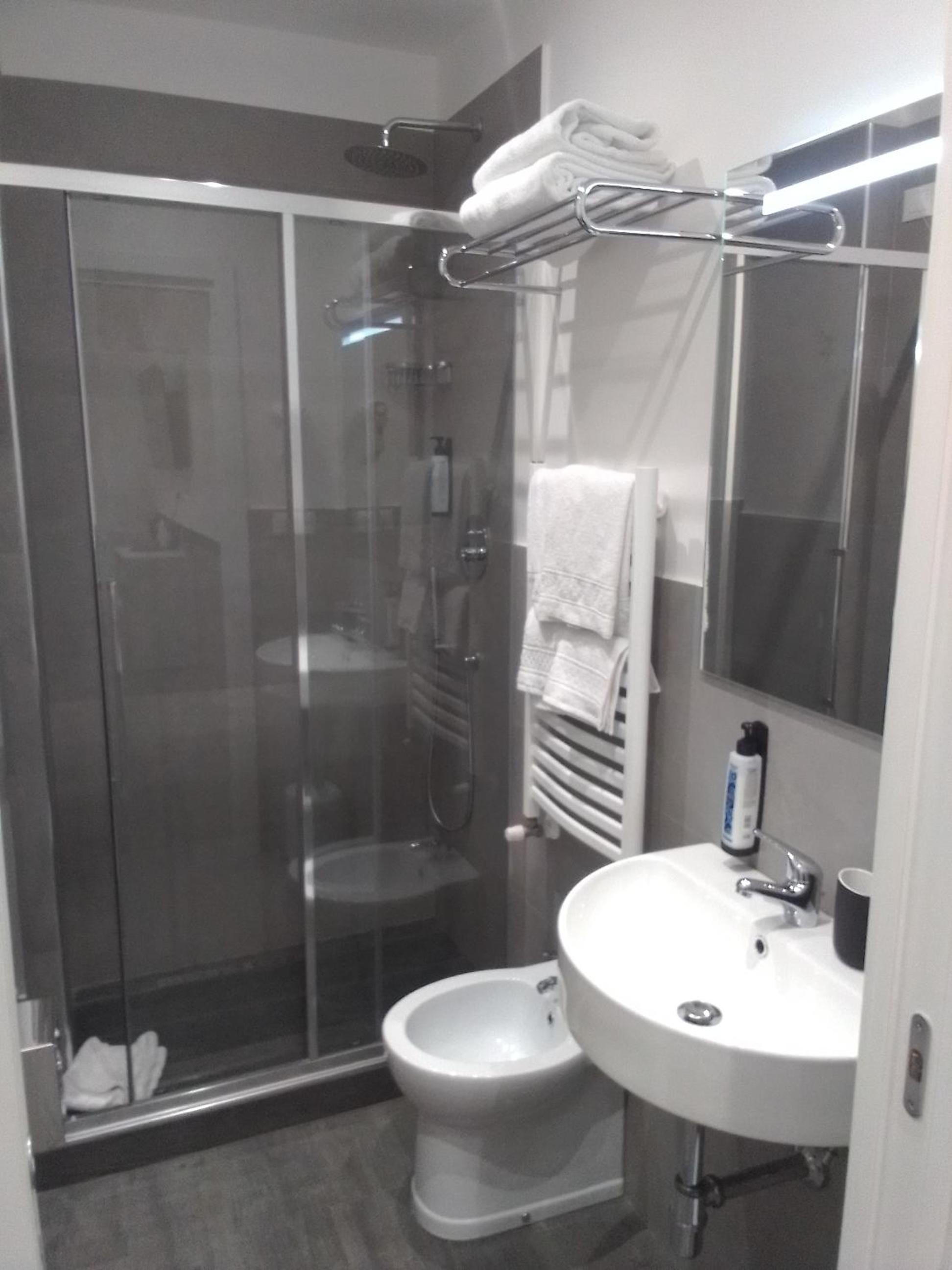 Single Room - Disability Access photo 2