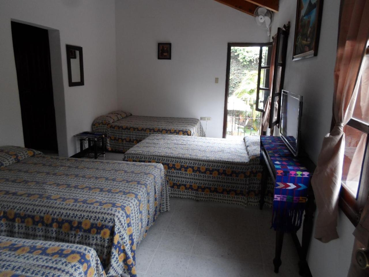 Quadruple Room with Private Bathroom photo 1