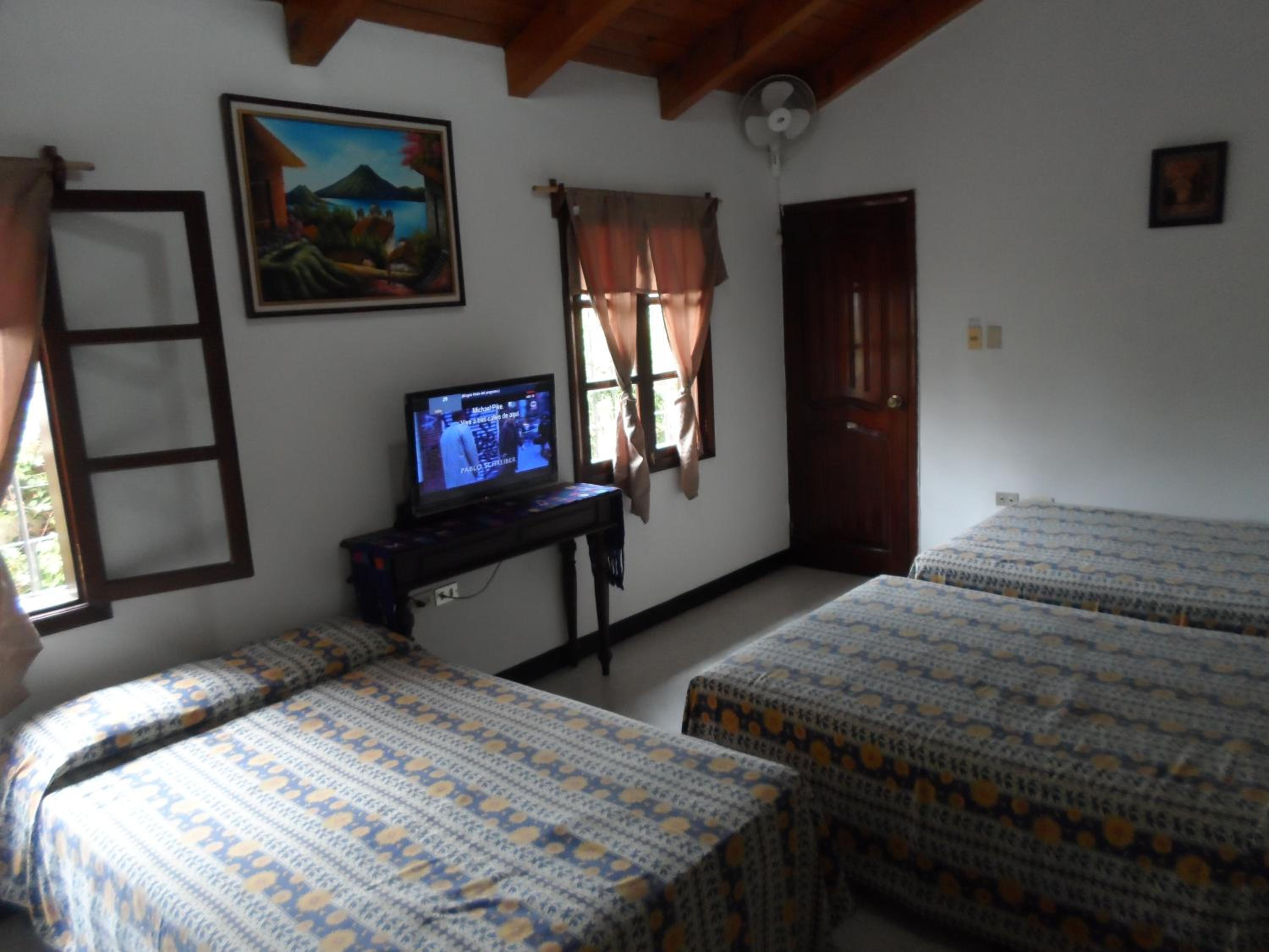 Quadruple Room with Private Bathroom photo 3