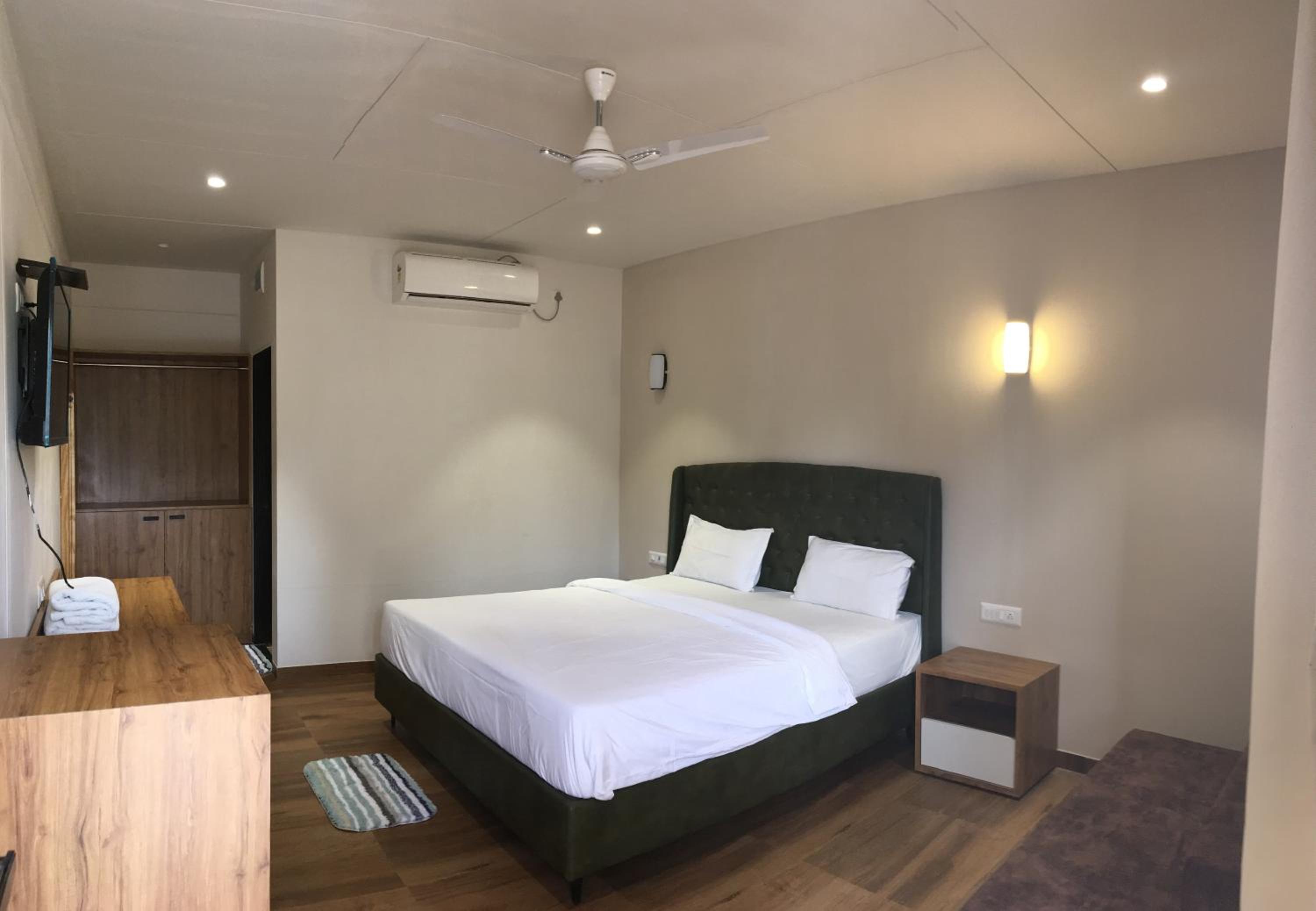 Cottage Room - Photo 20
