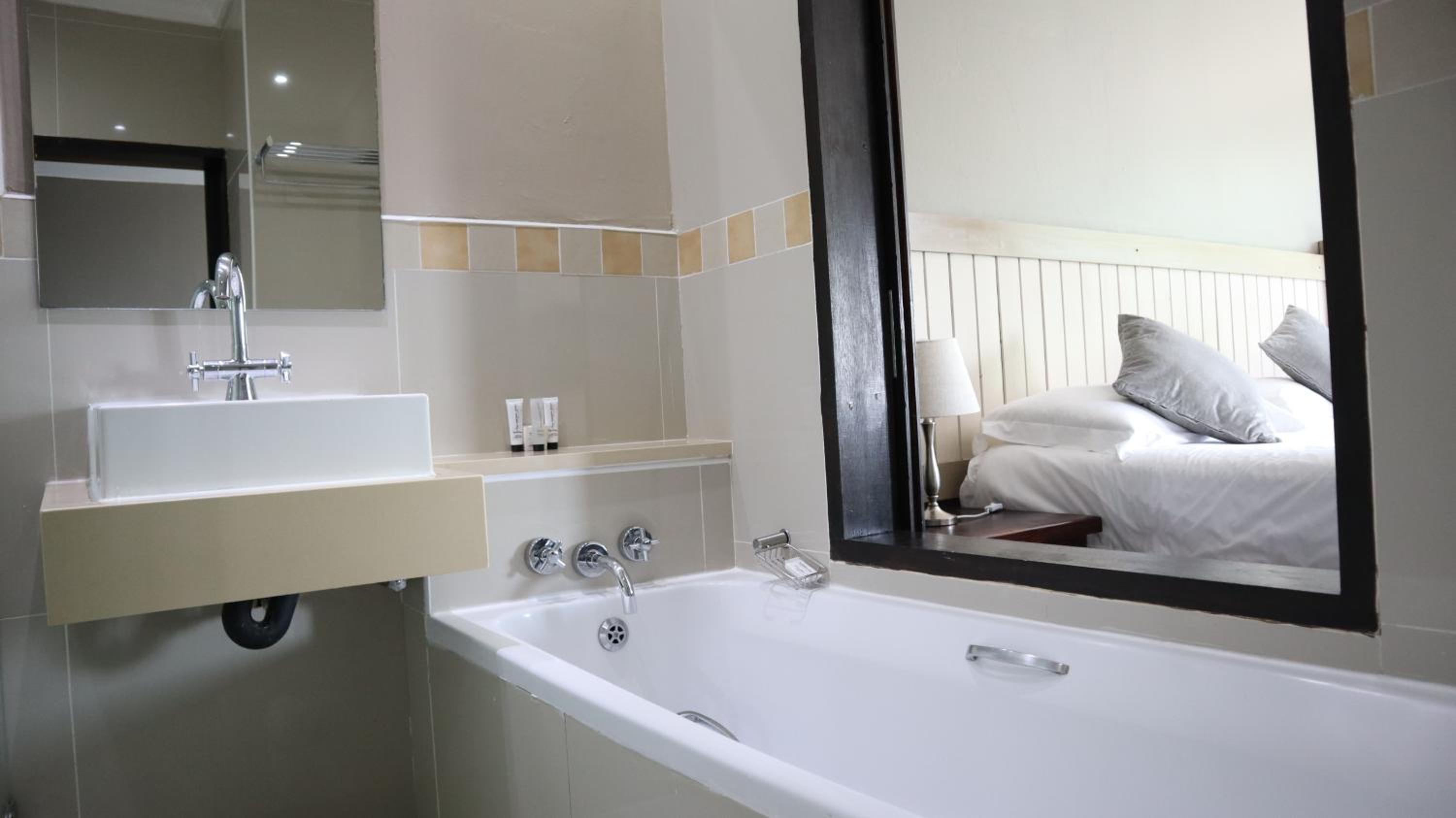 Superior King Room - Photo 12