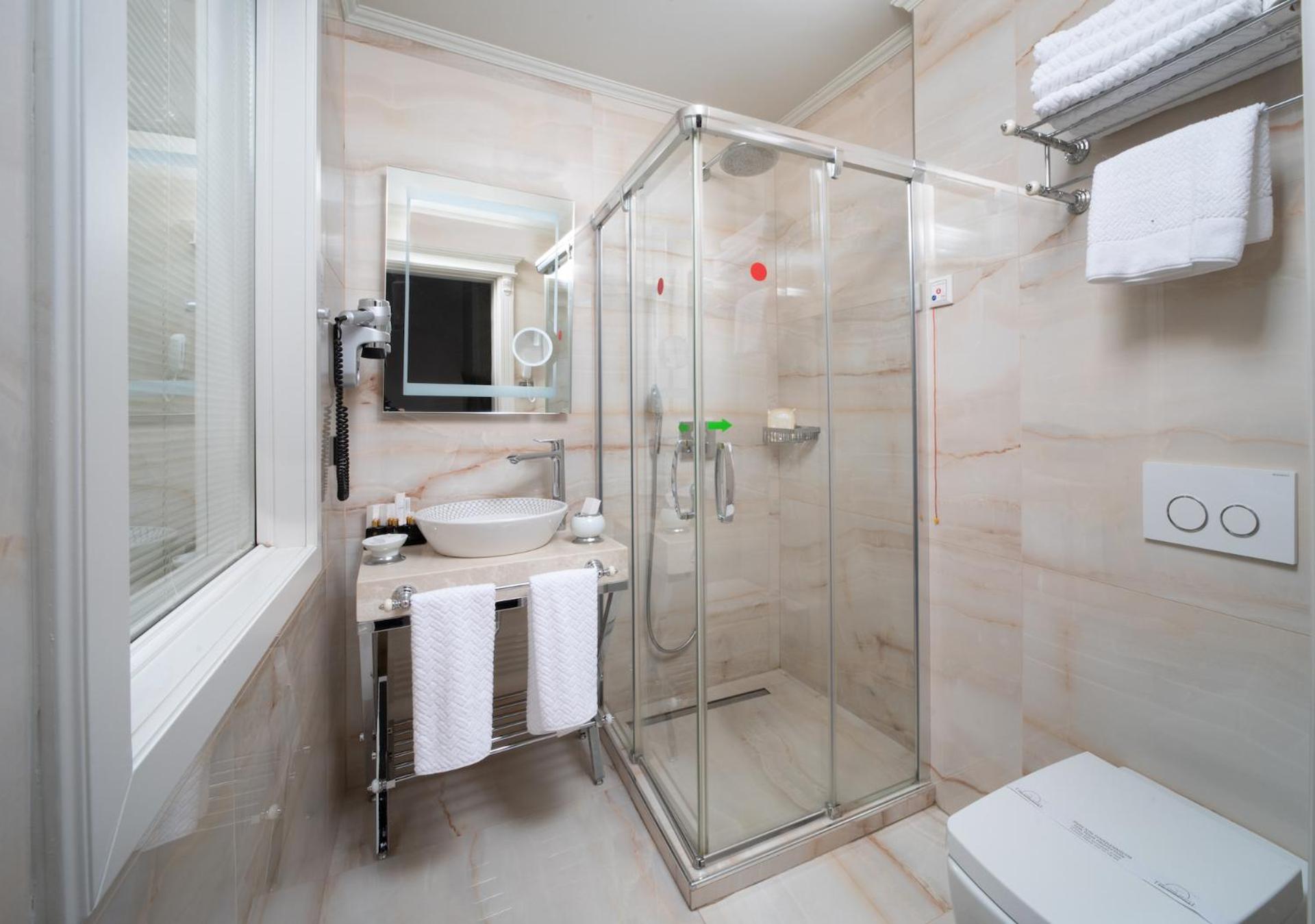Deluxe Double Room with City View photo 3