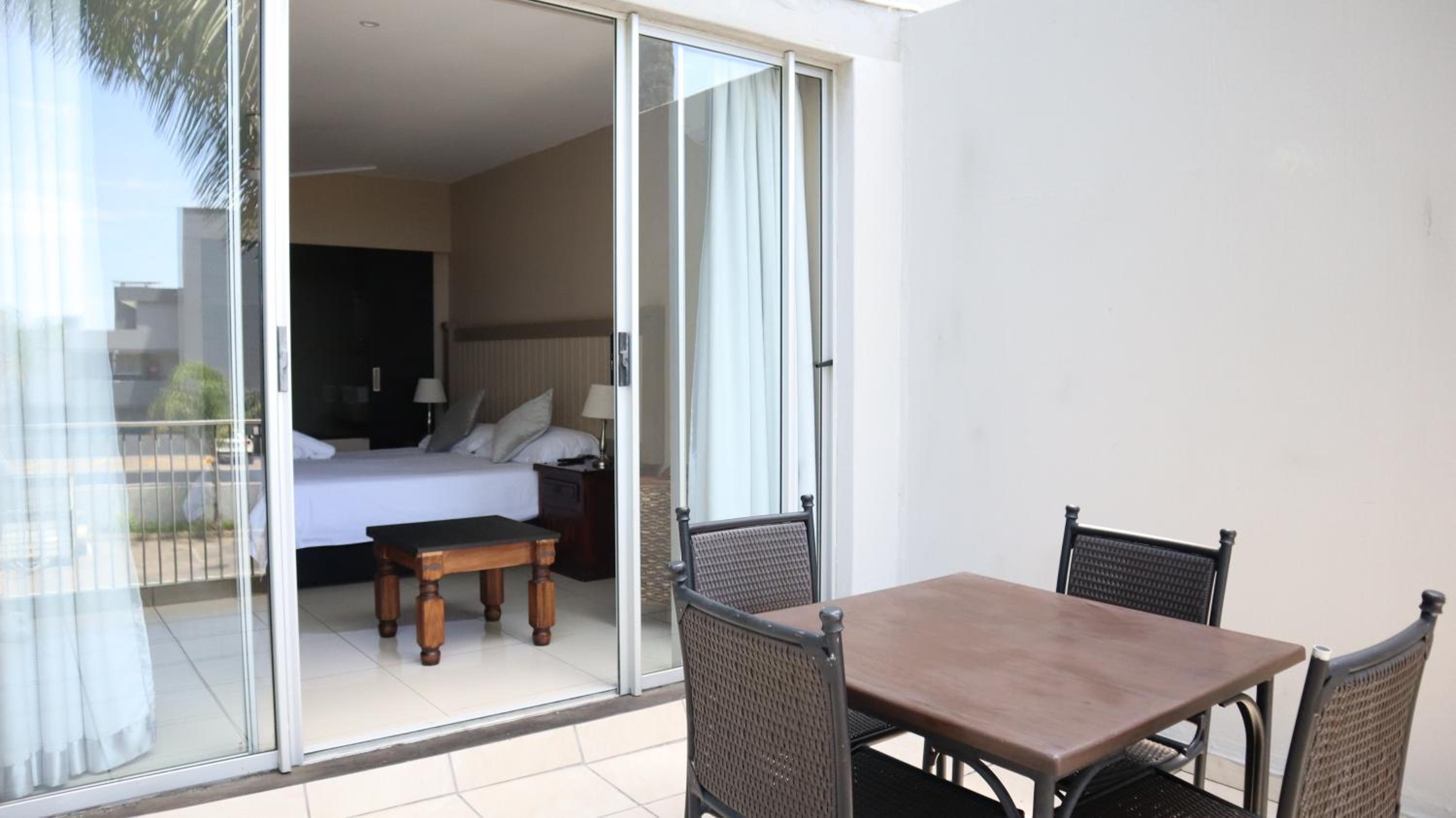 Double Room with Balcony - Photo 11