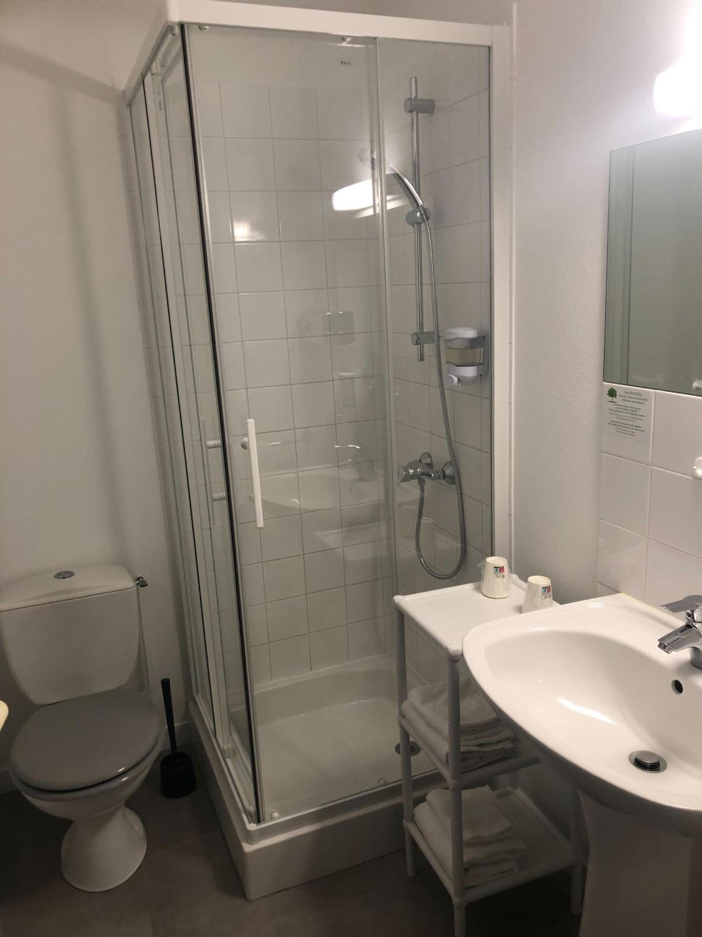 Standard Twin Room - Photo 3