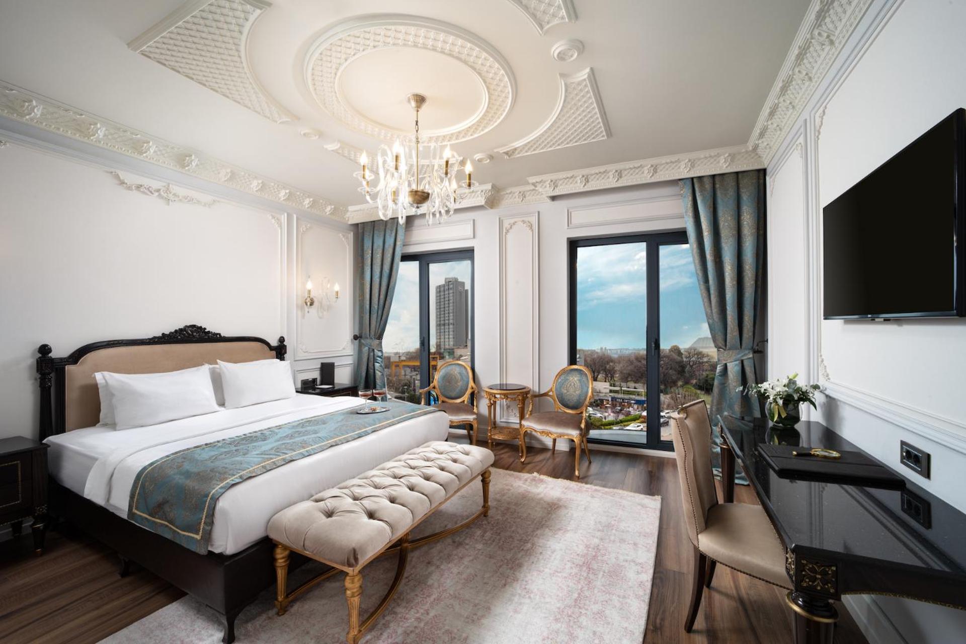 Superior King Room with City View photo 1