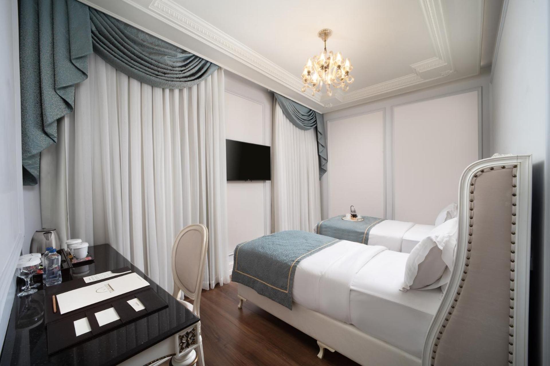 Classic Twin Room with City View photo 2
