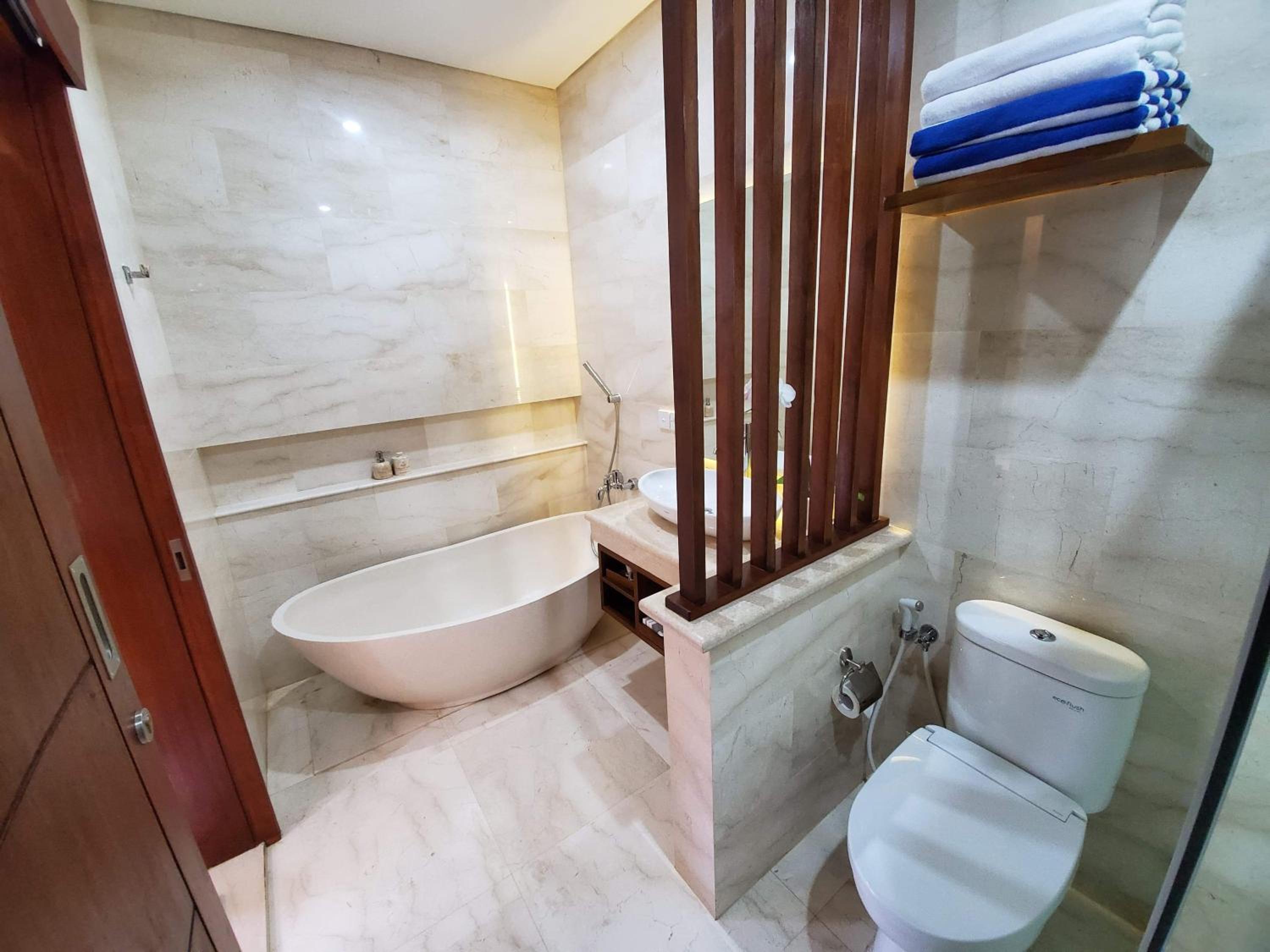 Villa with Private Pool - Photo 8